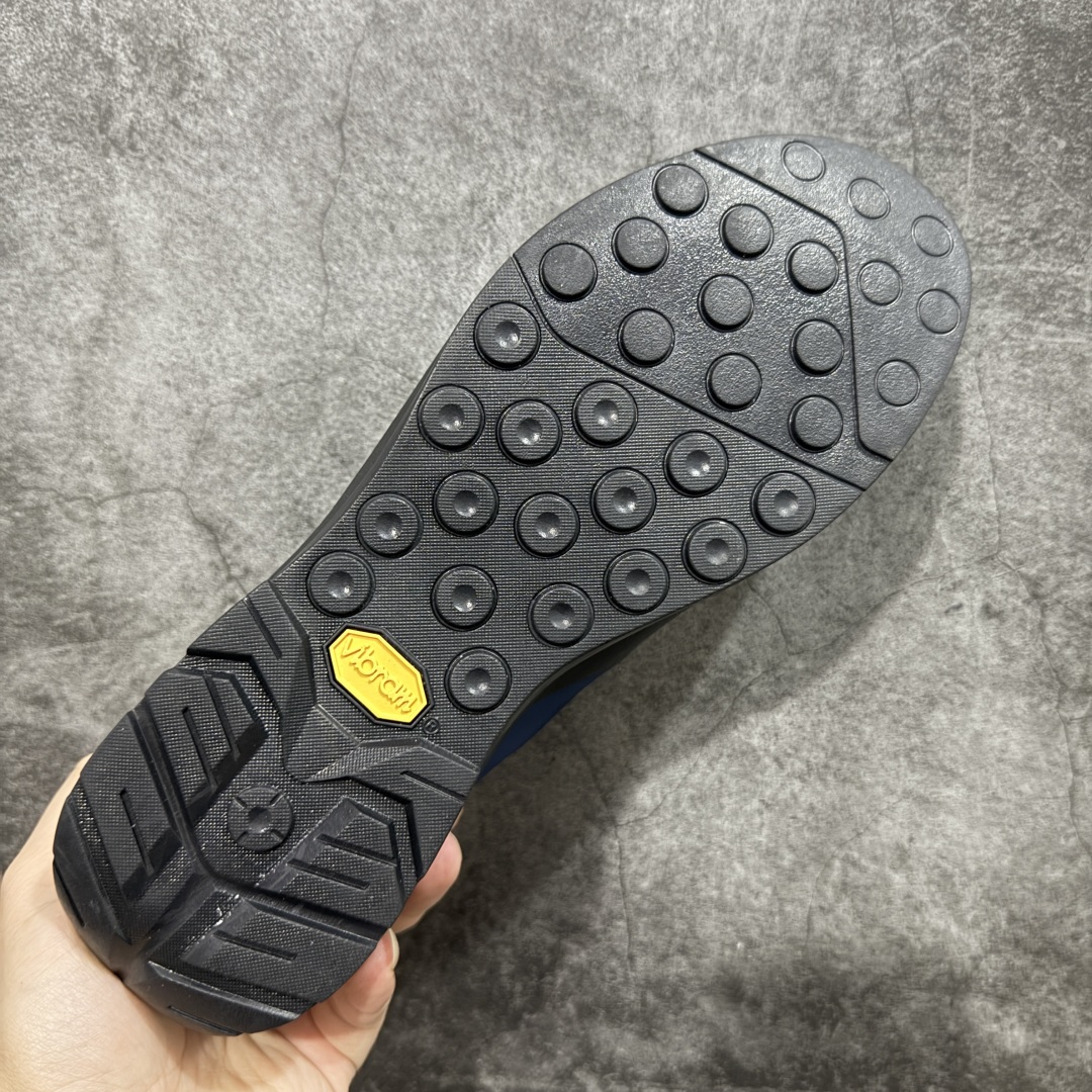 图片[9]-【莞产套盒版】ARC‘TERYX始祖鸟 KONSEAL LT 轻量 男女 登山鞋 夏季透气款 徒步 攀岩 徒步户外休闲鞋 莞产原单 代购指定版本 原数据开发 不掉标 正确高频字体 鸟爪细节完美 区别市场公版货 错误字体货 中底带钢印 礼盒装 男女码齐 带半码 上脚舒适轻便无负重感 四季百搭 始祖鸟 KONSEAL LT轻量户外鞋，这双鞋，不仅仅可以穿着逛街上班，更可以穿着徒步旅游甚至攀岩！说实话，没多少人真的会去攀岩，经我们试穿，这双鞋，日常穿也是非常舒服轻便！搭配日常的衣服完全不违和！结构中底TPU底盘，保护双脚。配置3D模具保护双脚+一体化系带系统，鞋面防撕裂网布、TPU保护膜和牛巴革合成面料，喜欢放心入！这种类型的鞋子咱们家超难得遇到一次，喜欢一定不要错过 尺码：36 36.5 37 38 38.5 39 40 40.5 41 42 42.5 43 44 44.5 45-选品中心