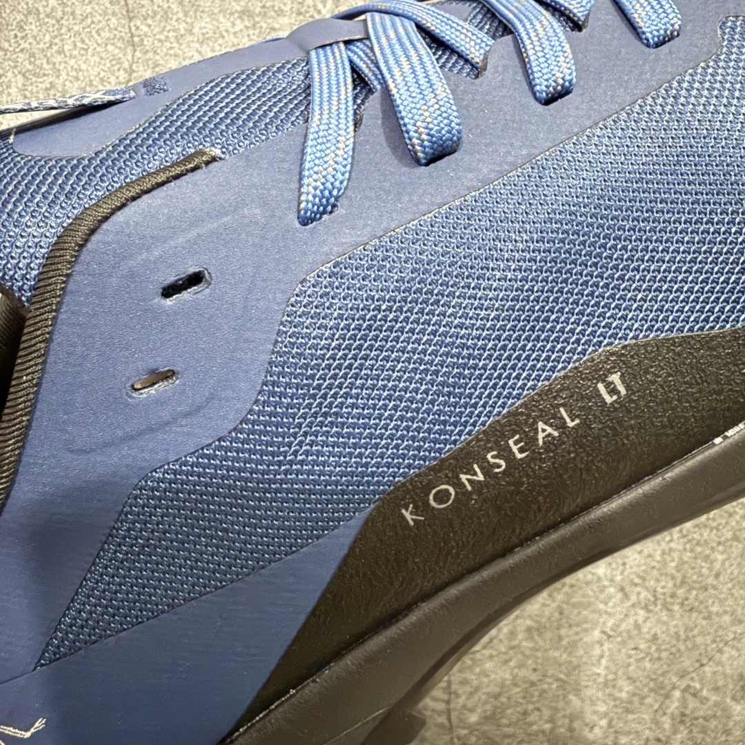 图片[4]-【莞产套盒版】ARC‘TERYX始祖鸟 KONSEAL LT 轻量 男女 登山鞋 夏季透气款 徒步 攀岩 徒步户外休闲鞋 莞产原单 代购指定版本 原数据开发 不掉标 正确高频字体 鸟爪细节完美 区别市场公版货 错误字体货 中底带钢印 礼盒装 男女码齐 带半码 上脚舒适轻便无负重感 四季百搭 始祖鸟 KONSEAL LT轻量户外鞋，这双鞋，不仅仅可以穿着逛街上班，更可以穿着徒步旅游甚至攀岩！说实话，没多少人真的会去攀岩，经我们试穿，这双鞋，日常穿也是非常舒服轻便！搭配日常的衣服完全不违和！结构中底TPU底盘，保护双脚。配置3D模具保护双脚+一体化系带系统，鞋面防撕裂网布、TPU保护膜和牛巴革合成面料，喜欢放心入！这种类型的鞋子咱们家超难得遇到一次，喜欢一定不要错过 尺码：36 36.5 37 38 38.5 39 40 40.5 41 42 42.5 43 44 44.5 45-选品中心