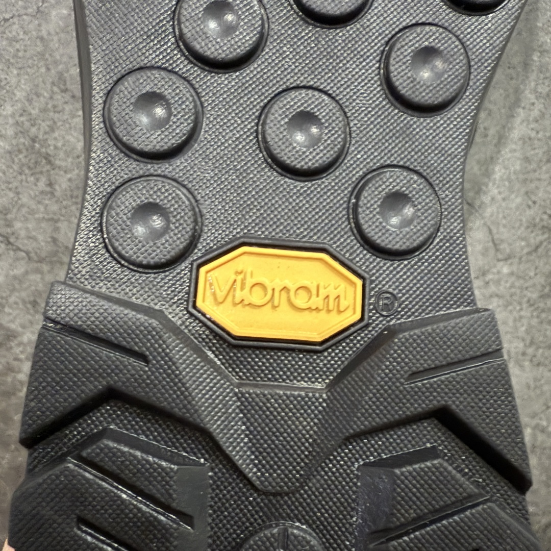 图片[9]-【莞产套盒版】ARC‘TERYX始祖鸟 KONSEAL LT 轻量 男女 登山鞋 夏季透气款 徒步 攀岩 徒步户外休闲鞋 莞产原单 代购指定版本 原数据开发 不掉标 正确高频字体 鸟爪细节完美 区别市场公版货 错误字体货 中底带钢印 礼盒装 男女码齐 带半码 上脚舒适轻便无负重感 四季百搭 始祖鸟 KONSEAL LT轻量户外鞋，这双鞋，不仅仅可以穿着逛街上班，更可以穿着徒步旅游甚至攀岩！说实话，没多少人真的会去攀岩，经我们试穿，这双鞋，日常穿也是非常舒服轻便！搭配日常的衣服完全不违和！结构中底TPU底盘，保护双脚。配置3D模具保护双脚+一体化系带系统，鞋面防撕裂网布、TPU保护膜和牛巴革合成面料，喜欢放心入！这种类型的鞋子咱们家超难得遇到一次，喜欢一定不要错过 尺码：36 36.5 37 38 38.5 39 40 40.5 41 42 42.5 43 44 44.5 45-选品中心