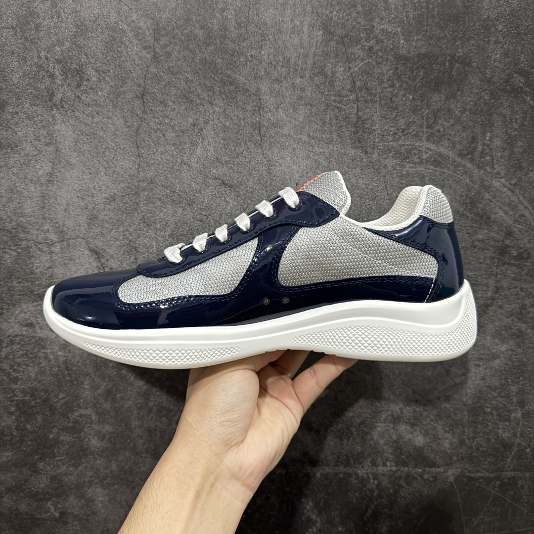 图片[2]-【X1纯原】外贸鬼佬版 东莞纯原顶级品质 原版一比一开发 普拉达 Prada Linea Rossa 徽标彰显独特的设计格调 （正品原版黑色外盒版本⚠️）海外畅销版 低帮休闲运动鞋 3厘米轻质柔韧鞋底 橡胶胎面花纹 海淘代购同渠道品质 高端零售 外贸充正专供 完美楦型 正确卡色 质感媲美原版 细节与原版一致 请注意区分市面版本 尺码：40 41 42 43 44 45 46 47-选品中心