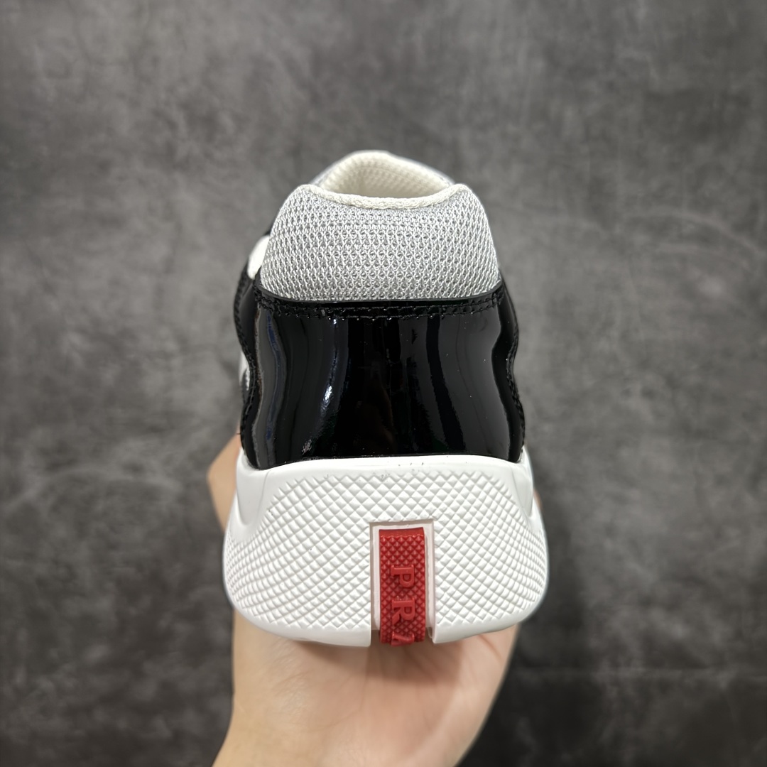 图片[4]-【X1纯原】外贸鬼佬版 东莞纯原顶级品质 原版一比一开发 普拉达 Prada Linea Rossa 徽标彰显独特的设计格调 （正品原版黑色外盒版本⚠️）海外畅销版 低帮休闲运动鞋 3厘米轻质柔韧鞋底 橡胶胎面花纹 海淘代购同渠道品质 高端零售 外贸充正专供 完美楦型 正确卡色 质感媲美原版 细节与原版一致 请注意区分市面版本 尺码：40 41 42 43 44 45 46 47-选品中心