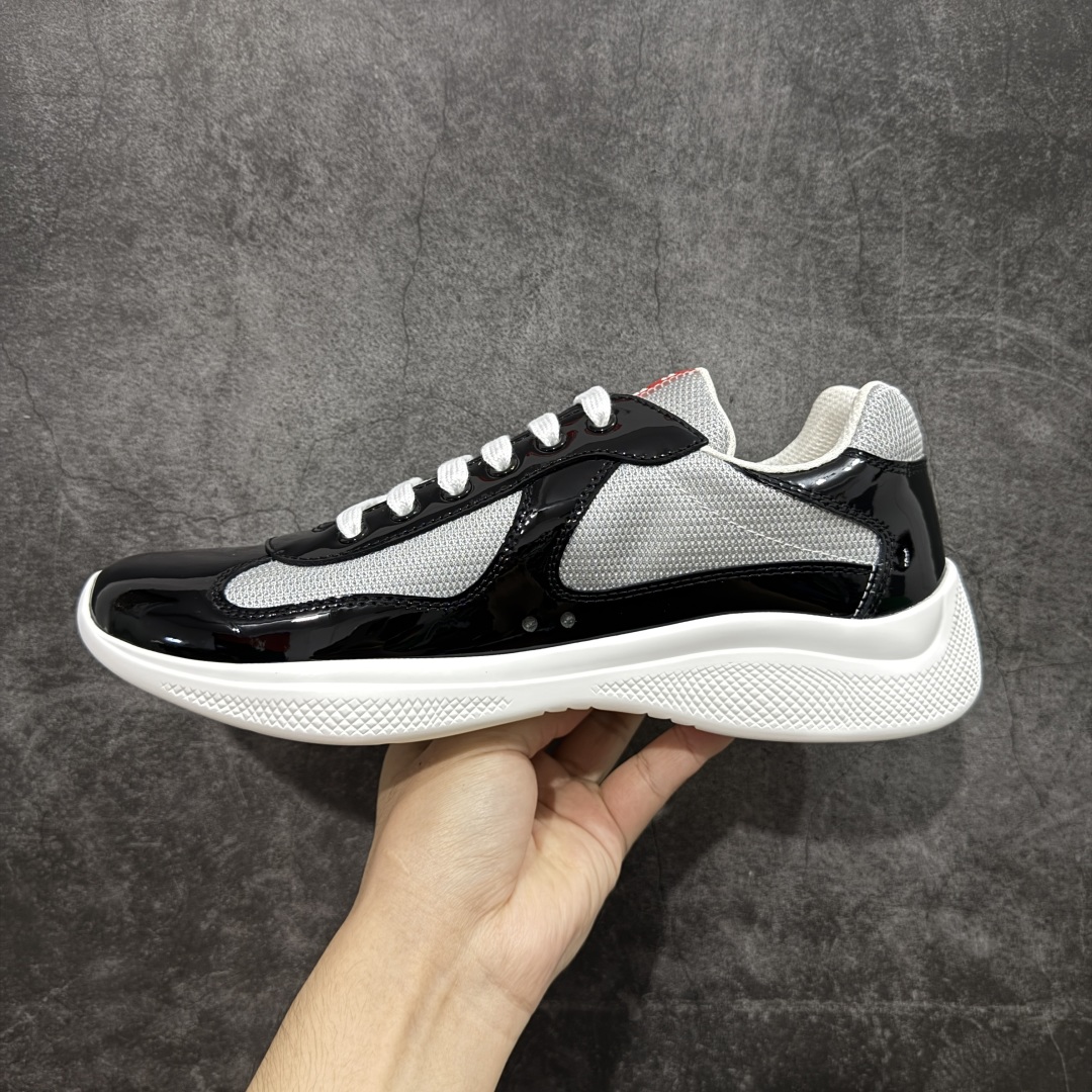 图片[2]-【X1纯原】外贸鬼佬版 东莞纯原顶级品质 原版一比一开发 普拉达 Prada Linea Rossa 徽标彰显独特的设计格调 （正品原版黑色外盒版本⚠️）海外畅销版 低帮休闲运动鞋 3厘米轻质柔韧鞋底 橡胶胎面花纹 海淘代购同渠道品质 高端零售 外贸充正专供 完美楦型 正确卡色 质感媲美原版 细节与原版一致 请注意区分市面版本 尺码：40 41 42 43 44 45 46 47-选品中心