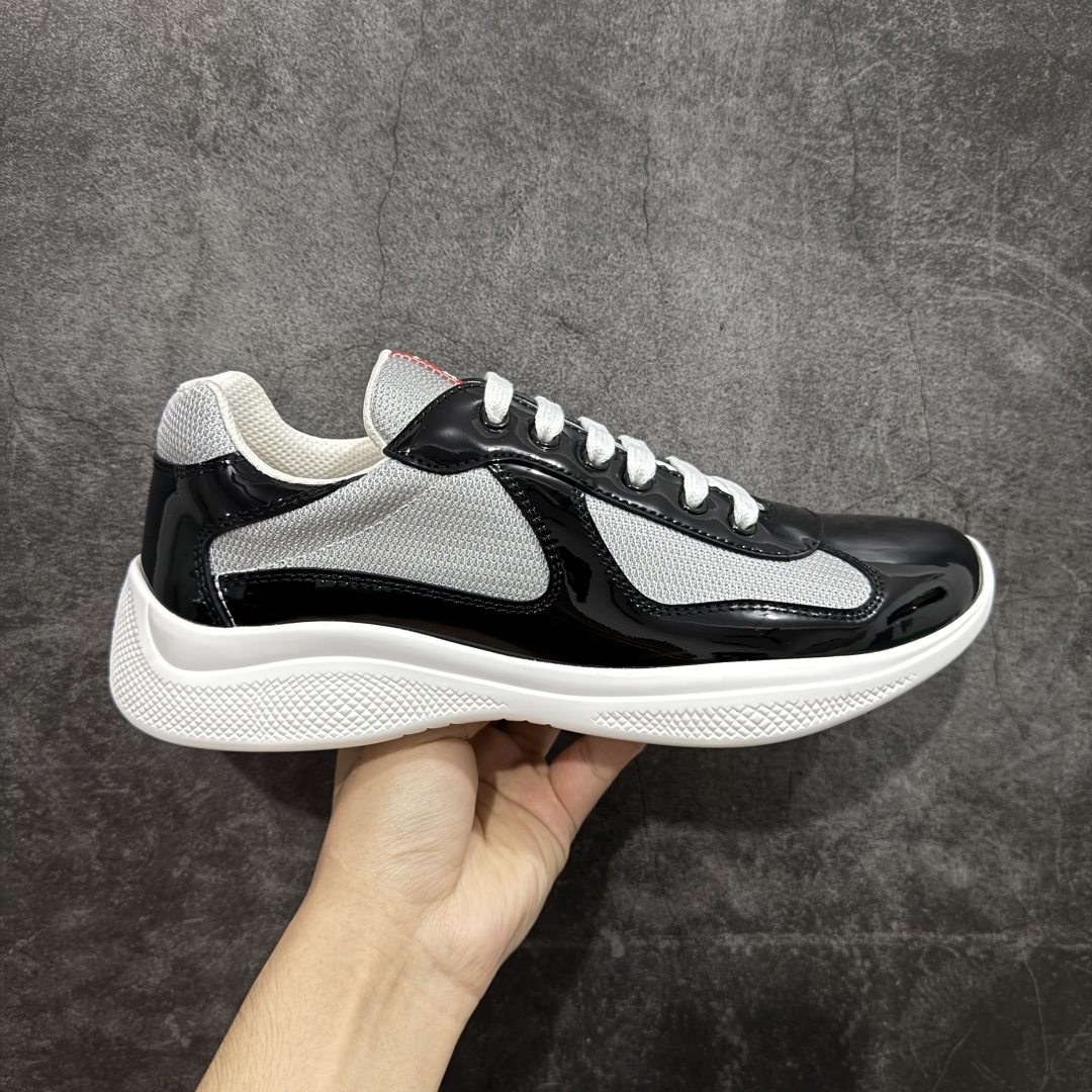 【X1纯原】外贸鬼佬版 东莞纯原顶级品质 原版一比一开发 普拉达 Prada Linea Rossa 徽标彰显独特的设计格调 (正品原版黑色外盒版本⚠️)海外畅销版 低帮休闲运动鞋 3厘米轻质柔韧鞋底 橡胶胎面花纹 海淘代购同渠道品质 高端零售 外贸充正专供 完美楦型 正确卡色 质感媲美原版 细节与原版一致 请注意区分市面版本 尺码:40 41 42 43 44 45 46 47-选品中心