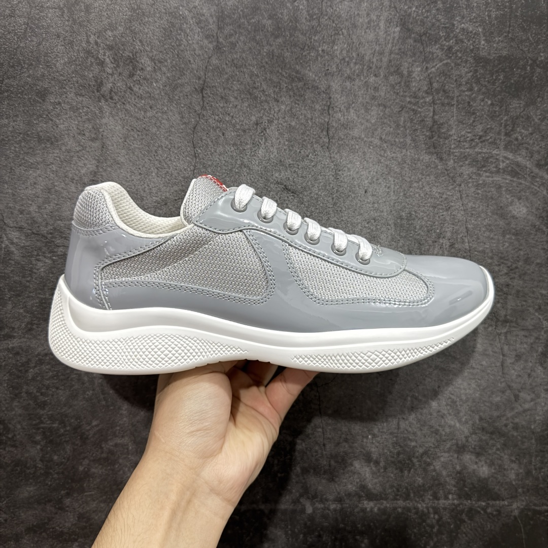 【X1纯原】外贸鬼佬版 东莞纯原顶级品质 原版一比一开发 普拉达 Prada Linea Rossa 徽标彰显独特的设计格调 (正品原版黑色外盒版本⚠️)海外畅销版 低帮休闲运动鞋 3厘米轻质柔韧鞋底 橡胶胎面花纹 海淘代购同渠道品质 高端零售 外贸充正专供 完美楦型 正确卡色 质感媲美原版 细节与原版一致 请注意区分市面版本 尺码:40 41 42 43 44 45 46 47-选品中心