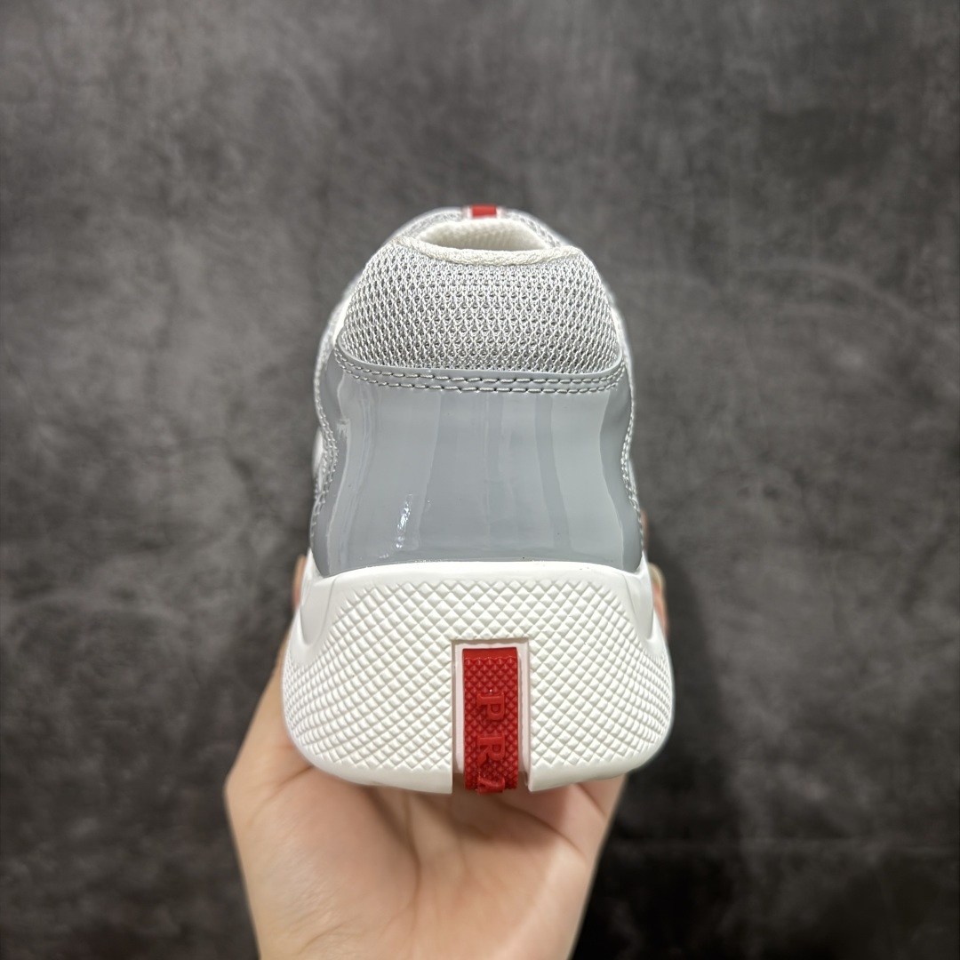 图片[4]-【X1纯原】外贸鬼佬版 东莞纯原顶级品质 原版一比一开发 普拉达 Prada Linea Rossa 徽标彰显独特的设计格调 （正品原版黑色外盒版本⚠️）海外畅销版 低帮休闲运动鞋 3厘米轻质柔韧鞋底 橡胶胎面花纹 海淘代购同渠道品质 高端零售 外贸充正专供 完美楦型 正确卡色 质感媲美原版 细节与原版一致 请注意区分市面版本 尺码：40 41 42 43 44 45 46 47-选品中心