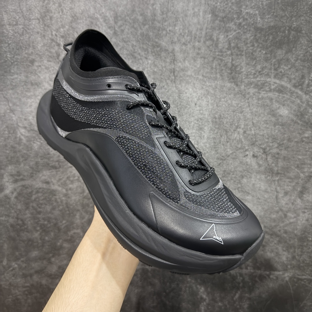 图片[3]-【莞产纯原】意大利ROA.POYANA SELLA户外夏季运动鞋网纱休闲登山鞋网面透气 卡塔琳娜 登山款 – ROA 的 Sella 以多洛米蒂山脉的塞拉山脉命名，将轻盈透气与持久的回弹力和色的抓地力结合在一起 ﹣这要归功于两项 Vibram 技术的组合，即鞋底的 Traction lugs 和 Megagrip ﹣前者使鞋面能够像楔子一样覆盖鞋跟区域的鞋底，模糊了底部单元和鞋面之间的界限。 后者是由 Texon 独家开发的， Texon 贡献了其专有 ProWeave Jacquard 工艺，开发出定制的一体式编织鞋面，具有各种厚度区域，可提供所需的脚部支撑。 ﹣鞋面：54%再生聚酯纤维，35%聚酰胺，11％热塑性聚酰胺 ﹣鞋底：70％橡胶，30% Phylon 尺码：39 40 41 42 43 44 45-选品中心