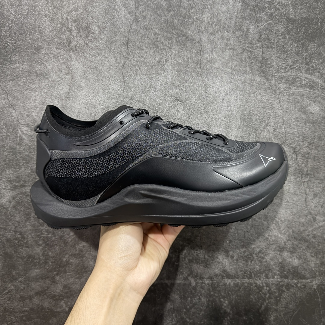 【莞产纯原】意大利ROA.POYANA SELLA户外夏季运动鞋网纱休闲登山鞋网面透气 卡塔琳娜 登山款 – ROA 的 Sella 以多洛米蒂山脉的塞拉山脉命名，将轻盈透气与持久的回弹力和色的抓地力结合在一起 ﹣这要归功于两项 Vibram 技术的组合，即鞋底的 Traction lugs 和 Megagrip ﹣前者使鞋面能够像楔子一样覆盖鞋跟区域的鞋底，模糊了底部单元和鞋面之间的界限。 后者是由 Texon 独家开发的， Texon 贡献了其专有 ProWeave Jacquard 工艺，开发出定制的一体式编织鞋面，具有各种厚度区域，可提供所需的脚部支撑。 ﹣鞋面：54%再生聚酯纤维，35%聚酰胺，11％热塑性聚酰胺 ﹣鞋底：70％橡胶，30% Phylon 尺码：39 40 41 42 43 44 45-选品中心