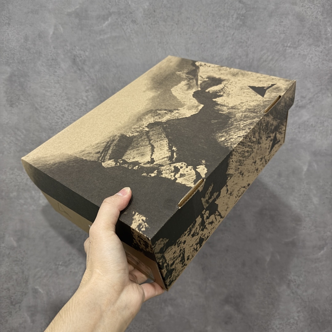 图片[9]-【莞产纯原】意大利ROA.POYANA SELLA户外夏季运动鞋网纱休闲登山鞋网面透气 卡塔琳娜 登山款 – ROA 的 Sella 以多洛米蒂山脉的塞拉山脉命名，将轻盈透气与持久的回弹力和色的抓地力结合在一起 ﹣这要归功于两项 Vibram 技术的组合，即鞋底的 Traction lugs 和 Megagrip ﹣前者使鞋面能够像楔子一样覆盖鞋跟区域的鞋底，模糊了底部单元和鞋面之间的界限。 后者是由 Texon 独家开发的， Texon 贡献了其专有 ProWeave Jacquard 工艺，开发出定制的一体式编织鞋面，具有各种厚度区域，可提供所需的脚部支撑。 ﹣鞋面：54%再生聚酯纤维，35%聚酰胺，11％热塑性聚酰胺 ﹣鞋底：70％橡胶，30% Phylon 尺码：39 40 41 42 43 44 45-选品中心