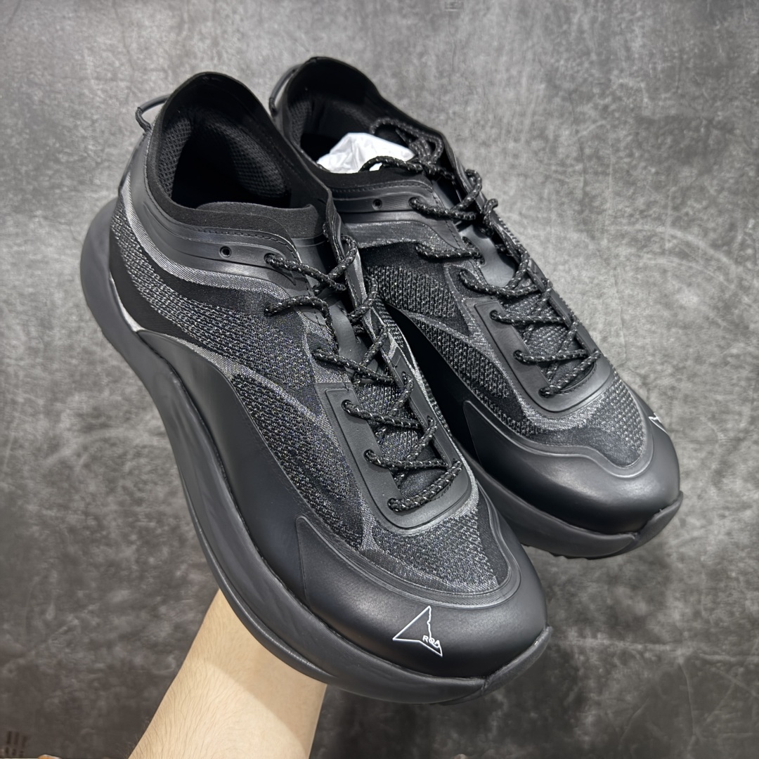 【莞产纯原】意大利ROA.POYANA SELLA户外夏季运动鞋网纱休闲登山鞋网面透气 卡塔琳娜 登山款 - ROA 的 Sella 以多洛米蒂山脉的塞拉山脉命名,将轻盈透气与持久的回弹力和色的抓地力结合在一起 ﹣这要归功于两项 Vibram 技术的组合,即鞋底的 Traction lugs 和 Megagrip ﹣前者使鞋面能够像楔子一样覆盖鞋跟区域的鞋底,模糊了底部单元和鞋面之间的界限。 后者是由 Texon 独家开发的, Texon 贡献了其专有 ProWeave Jacquard 工艺,开发出定制的一体式编织鞋面,具有各种厚度区域,可提供所需的脚部支撑。 ﹣鞋面:54%再生聚酯纤维,35%聚酰胺,11%热塑性聚酰胺 ﹣鞋底:70%橡胶,30% Phylon 尺码:39 40 41 42 43 44 45-选品中心