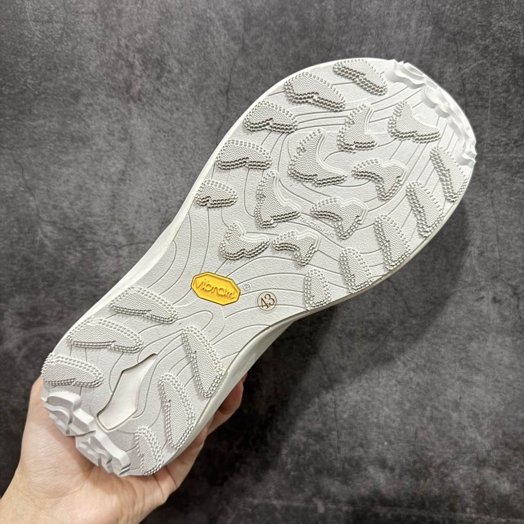 图片[9]-【莞产纯原】意大利ROA.POYANA SELLA户外夏季运动鞋网纱休闲登山鞋网面透气 卡塔琳娜 登山款 – ROA 的 Sella 以多洛米蒂山脉的塞拉山脉命名，将轻盈透气与持久的回弹力和色的抓地力结合在一起 ﹣这要归功于两项 Vibram 技术的组合，即鞋底的 Traction lugs 和 Megagrip ﹣前者使鞋面能够像楔子一样覆盖鞋跟区域的鞋底，模糊了底部单元和鞋面之间的界限。 后者是由 Texon 独家开发的， Texon 贡献了其专有 ProWeave Jacquard 工艺，开发出定制的一体式编织鞋面，具有各种厚度区域，可提供所需的脚部支撑。 ﹣鞋面：54%再生聚酯纤维，35%聚酰胺，11％热塑性聚酰胺 ﹣鞋底：70％橡胶，30% Phylon 尺码：39 40 41 42 43 44 45-选品中心