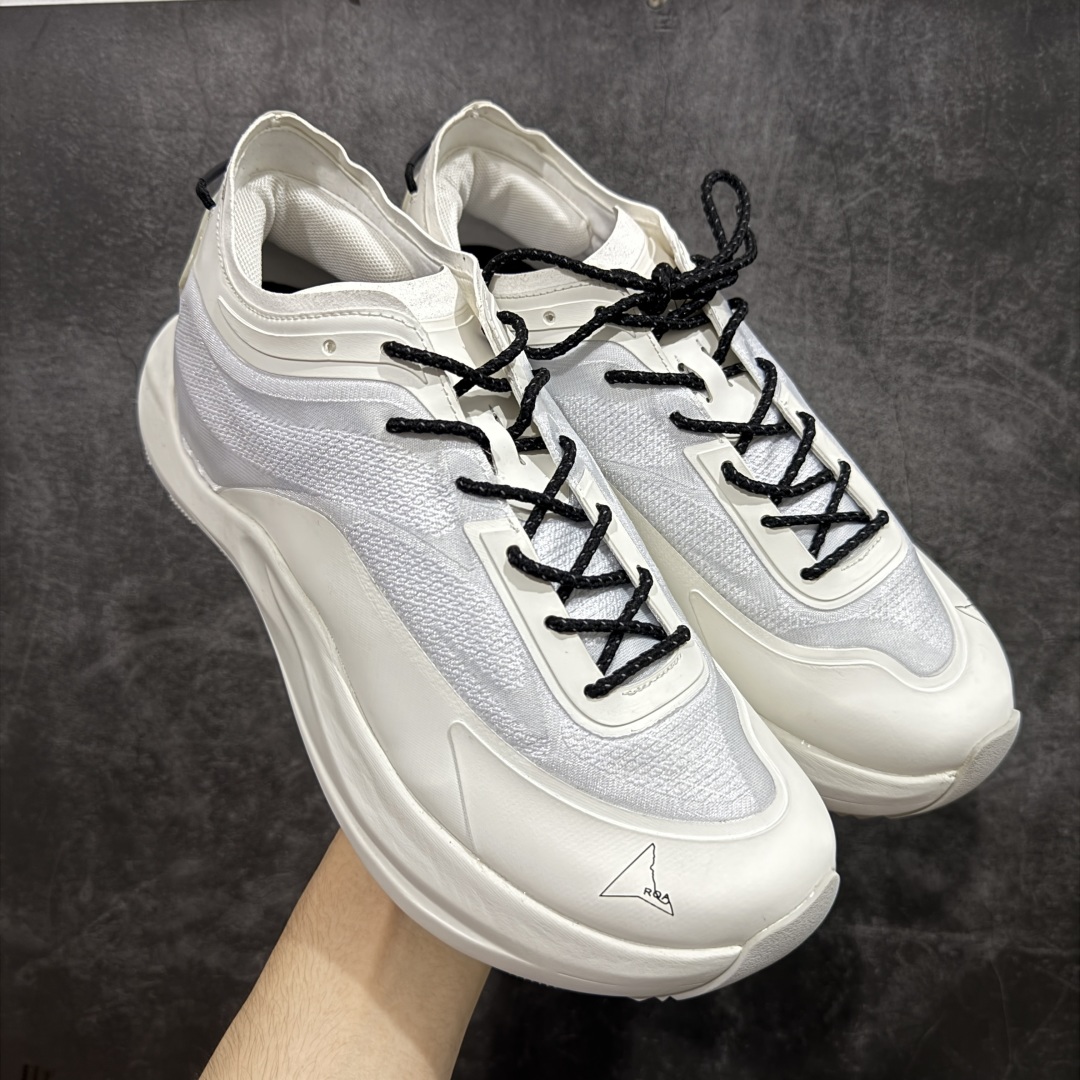 【莞产纯原】意大利ROA.POYANA SELLA户外夏季运动鞋网纱休闲登山鞋网面透气 卡塔琳娜 登山款 - ROA 的 Sella 以多洛米蒂山脉的塞拉山脉命名,将轻盈透气与持久的回弹力和色的抓地力结合在一起 ﹣这要归功于两项 Vibram 技术的组合,即鞋底的 Traction lugs 和 Megagrip ﹣前者使鞋面能够像楔子一样覆盖鞋跟区域的鞋底,模糊了底部单元和鞋面之间的界限。 后者是由 Texon 独家开发的, Texon 贡献了其专有 ProWeave Jacquard 工艺,开发出定制的一体式编织鞋面,具有各种厚度区域,可提供所需的脚部支撑。 ﹣鞋面:54%再生聚酯纤维,35%聚酰胺,11%热塑性聚酰胺 ﹣鞋底:70%橡胶,30% Phylon 尺码:39 40 41 42 43 44 45-选品中心