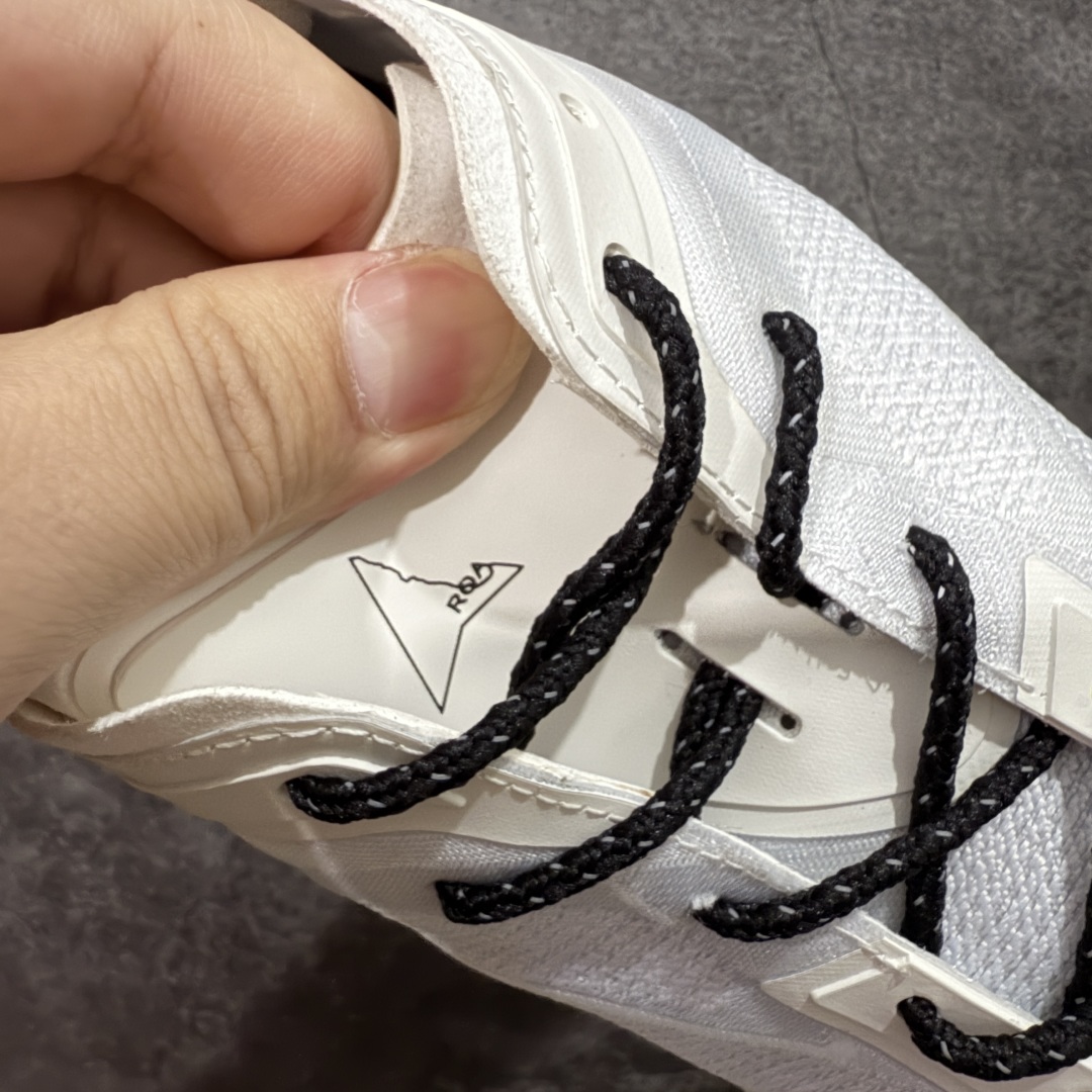 图片[6]-【莞产纯原】意大利ROA.POYANA SELLA户外夏季运动鞋网纱休闲登山鞋网面透气 卡塔琳娜 登山款 – ROA 的 Sella 以多洛米蒂山脉的塞拉山脉命名，将轻盈透气与持久的回弹力和色的抓地力结合在一起 ﹣这要归功于两项 Vibram 技术的组合，即鞋底的 Traction lugs 和 Megagrip ﹣前者使鞋面能够像楔子一样覆盖鞋跟区域的鞋底，模糊了底部单元和鞋面之间的界限。 后者是由 Texon 独家开发的， Texon 贡献了其专有 ProWeave Jacquard 工艺，开发出定制的一体式编织鞋面，具有各种厚度区域，可提供所需的脚部支撑。 ﹣鞋面：54%再生聚酯纤维，35%聚酰胺，11％热塑性聚酰胺 ﹣鞋底：70％橡胶，30% Phylon 尺码：39 40 41 42 43 44 45-选品中心