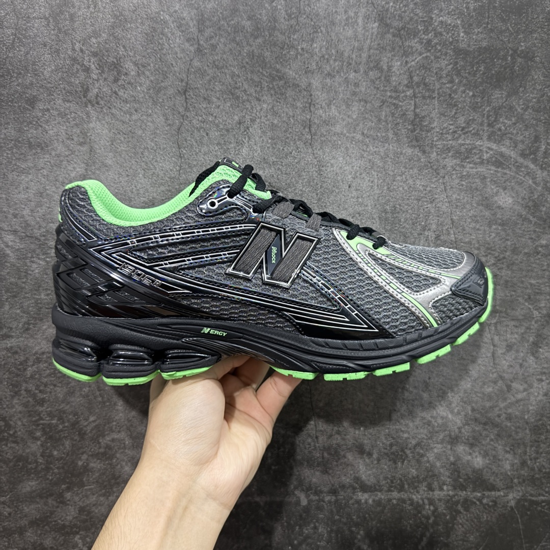 【纯原版】NB新百伦New Balance NB1906 U1906RCT系列复古老爹风休闲运动慢跑鞋 采用轻质牛剖革拼接透气网眼衬垫织物鞋面材质#T-Beam大底提供足步弓支撑,保持步态稳定#后跟搭载外露缓震胶 鞋身整体以各种深浅不一的灰色覆盖,鞋头以淡蓝色调装饰,网眼衬垫通过不规律的色块实现做旧的美感,泛黄的鞋底更是进一步增添了复古气息。 尺码:36 37 37.5 38 38.5 39.5 40 40.5 41.5 42 42.5 43 44 45 46.5-选品中心