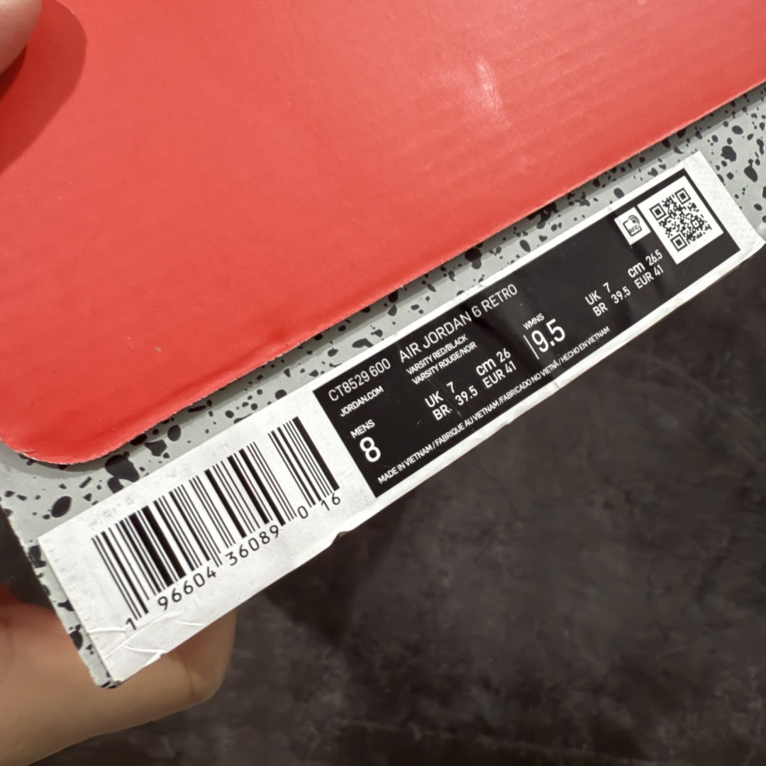 图片[9]-【原厂版】Air Jordan AJ6 Retro \”Toro\” 黑红愤怒的公牛 CT8529-600 耗时半年巨作 全套原纸板楦头开发 确保原汁原味 完美呈现六代版型 一比一鞋头弧度高度鞋身弧度 数据细节工艺流程均保持一致 定制优质皮料 完美鞋型匹配公司货 正确TPU鞋舌锁扣 最新原厂底模 大底卡色咬花完美 鞋柜必备鞋款 终端现货供应 尺码：40 40.5 41 42 42.5 43 44 44.5 45 46 47.5-选品中心