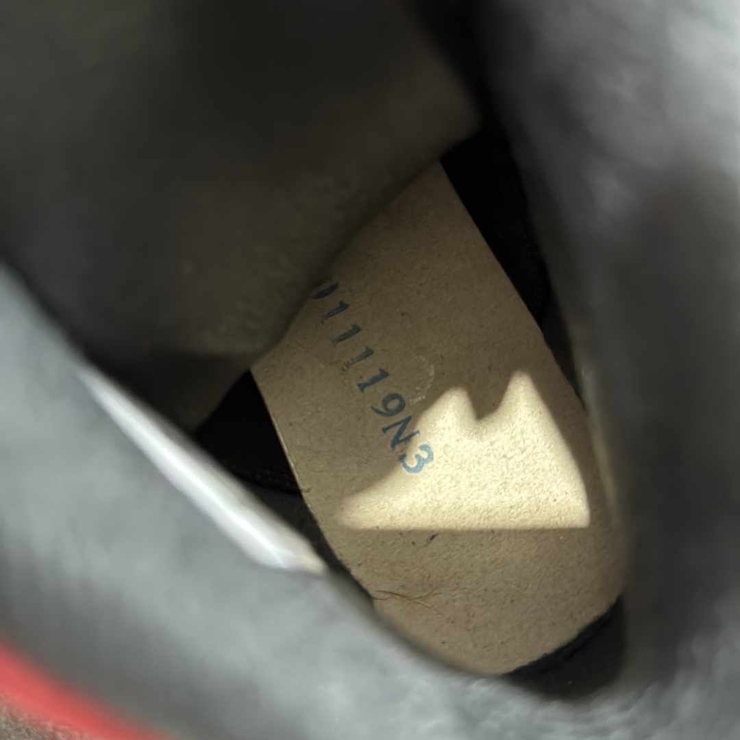 图片[8]-【原厂版】Air Jordan AJ6 Retro \”Toro\” 黑红愤怒的公牛 CT8529-600 耗时半年巨作 全套原纸板楦头开发 确保原汁原味 完美呈现六代版型 一比一鞋头弧度高度鞋身弧度 数据细节工艺流程均保持一致 定制优质皮料 完美鞋型匹配公司货 正确TPU鞋舌锁扣 最新原厂底模 大底卡色咬花完美 鞋柜必备鞋款 终端现货供应 尺码：40 40.5 41 42 42.5 43 44 44.5 45 46 47.5-选品中心