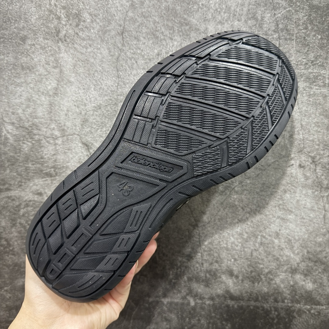 图片[9]-【性价比H版】Balenciaga Hamptons Worn-Out 巴黎世家十八18代 涤纶（聚酯纤维）牛皮革 圆头系带 低帮 生活休闲鞋板鞋 最强性价比 头层皮料 原纸板楦头开发 最原汁原味的版型 胶水把控整洁度完美 每一双都是工艺品 多重QC质检 原盒原配 正确字体电绣 粗细、位置、大小正确 侧边TPU 透气孔匹配意产原版 正确分离大底 TPU软底 原版一致大底LOGO 立体感十足 尺码：35 36 37 38 39 40 41 42 43 44 45 46-选品中心