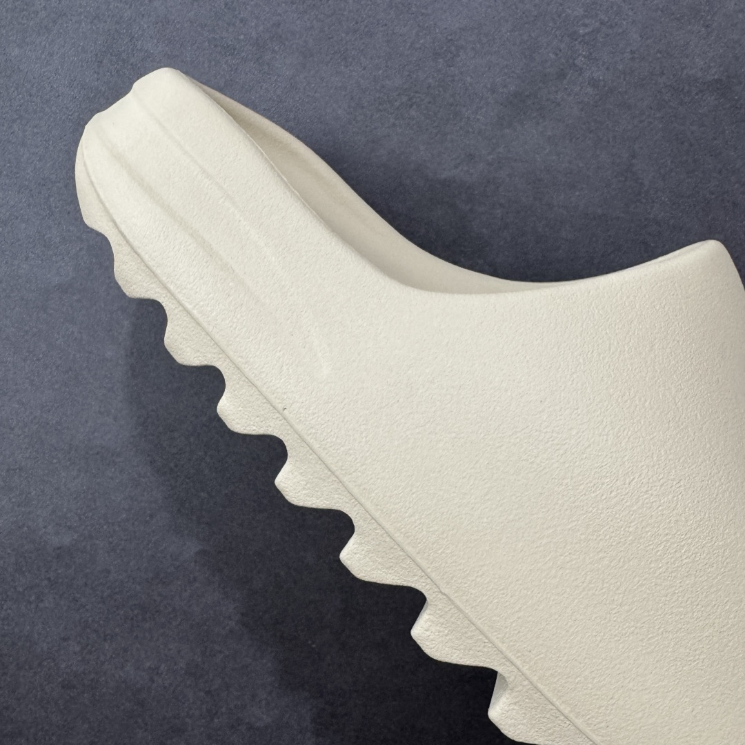 图片[6]-【Lw客定单】YEEZY SLIDE 椰子拖鞋 福利清货 雾面米白 FZ5897 同源公司EVA粒子环保塑料 原厂指令配方 弹性卡色均保持原鞋一致 匠心打造 采用原厂进口MD全套模具打造 全套原楦头 鞋口弧度大小 鞋面色泽质感同步原鞋 LOGO内侧钢印清晰工整 原厂定制原标 同比ZP 符合人体设计 独家开发至48.5码 尺码： 39 40.5 42 43 44.5 46 47 48.5偏小一码-选品中心