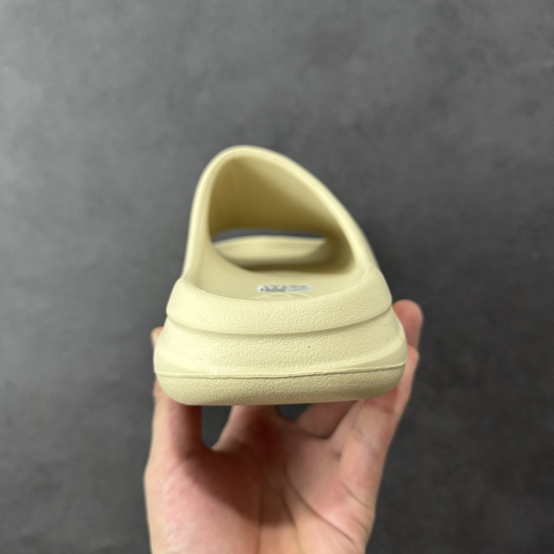 图片[4]-【Lw客定单】YEEZY SLIDE 椰子拖鞋 福利清货 雾面米白 FZ5897 同源公司EVA粒子环保塑料 原厂指令配方 弹性卡色均保持原鞋一致 匠心打造 采用原厂进口MD全套模具打造 全套原楦头 鞋口弧度大小 鞋面色泽质感同步原鞋 LOGO内侧钢印清晰工整 原厂定制原标 同比ZP 符合人体设计 独家开发至48.5码 尺码： 39 40.5 42 43 44.5 46 47 48.5偏小一码-选品中心