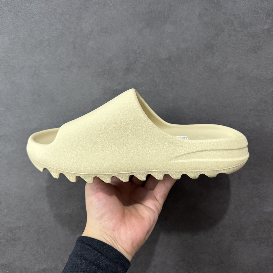 图片[2]-【Lw客定单】YEEZY SLIDE 椰子拖鞋 福利清货 雾面米白 FZ5897 同源公司EVA粒子环保塑料 原厂指令配方 弹性卡色均保持原鞋一致 匠心打造 采用原厂进口MD全套模具打造 全套原楦头 鞋口弧度大小 鞋面色泽质感同步原鞋 LOGO内侧钢印清晰工整 原厂定制原标 同比ZP 符合人体设计 独家开发至48.5码 尺码： 39 40.5 42 43 44.5 46 47 48.5偏小一码-选品中心