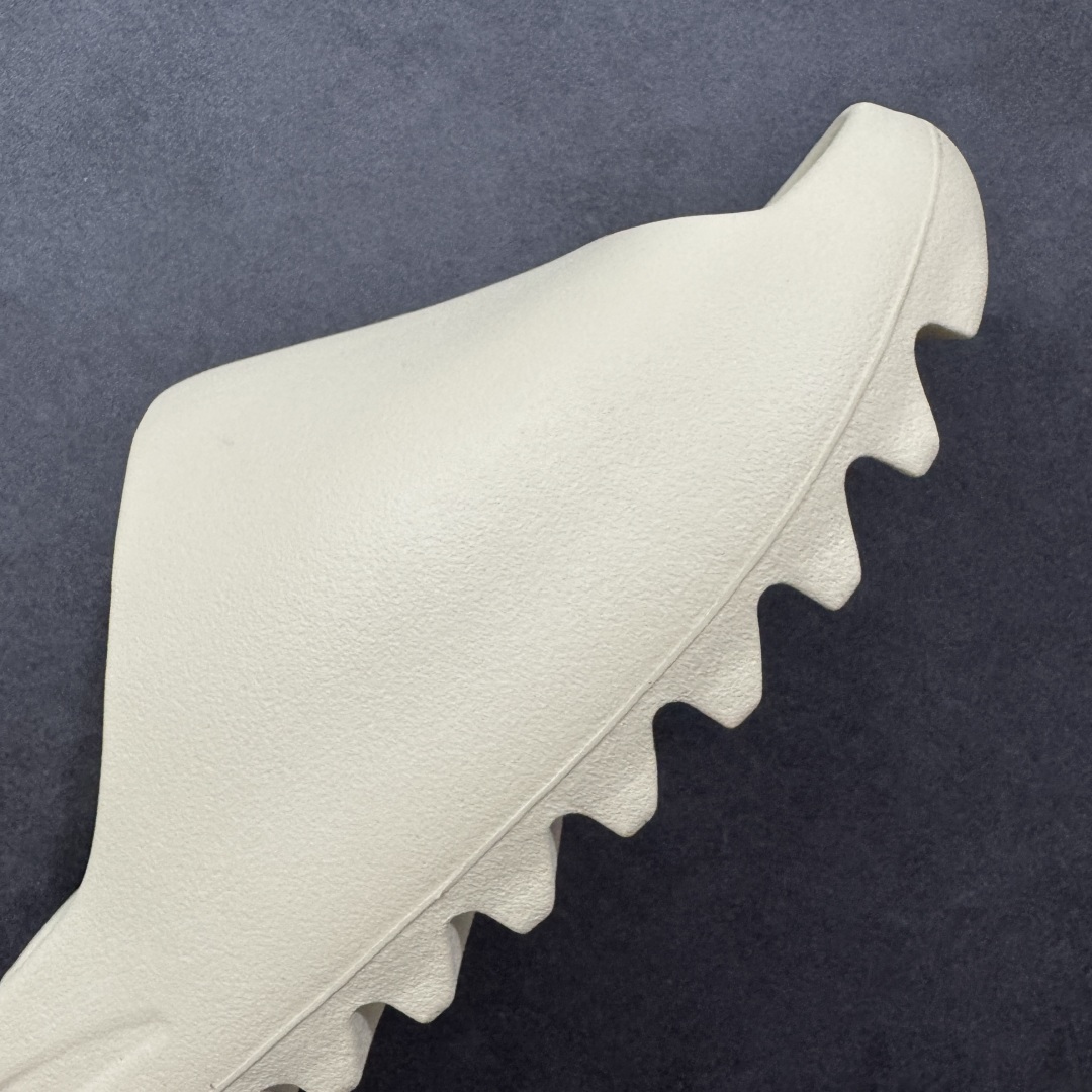 图片[5]-【Lw客定单】YEEZY SLIDE 椰子拖鞋 福利清货 雾面米白 FZ5897 同源公司EVA粒子环保塑料 原厂指令配方 弹性卡色均保持原鞋一致 匠心打造 采用原厂进口MD全套模具打造 全套原楦头 鞋口弧度大小 鞋面色泽质感同步原鞋 LOGO内侧钢印清晰工整 原厂定制原标 同比ZP 符合人体设计 独家开发至48.5码 尺码： 39 40.5 42 43 44.5 46 47 48.5偏小一码-选品中心