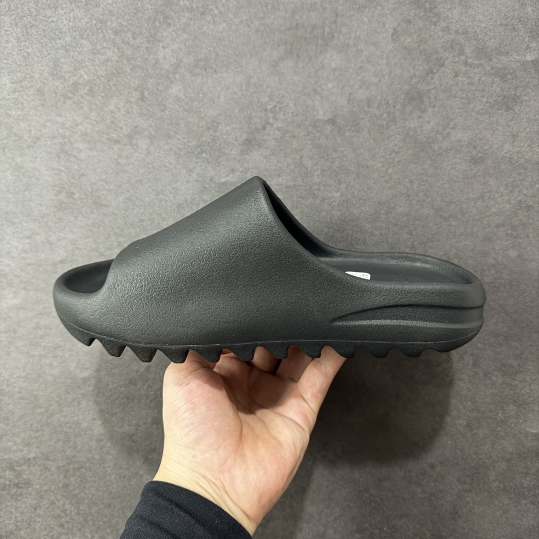 图片[2]-【Lw客定单】YEEZY SLIDE 椰子拖鞋 福利清货 雾面黑玛瑙 HQ6448 同源公司EVA粒子环保塑料 原厂指令配方 弹性卡色均保持原鞋一致 匠心打造 采用原厂进口MD全套模具打造 全套原楦头 鞋口弧度大小 鞋面色泽质感同步原鞋 LOGO内侧钢印清晰工整 原厂定制原标 同比ZP 符合人体设计 独家开发至48.5码 尺码： 39 40.5 42 43 44.5 46 47 48.5偏小一码-选品中心