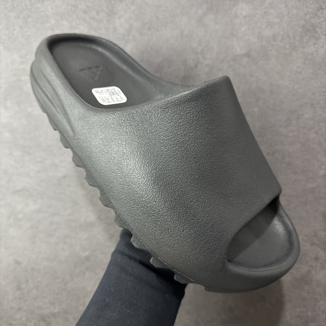 图片[3]-【Lw客定单】YEEZY SLIDE 椰子拖鞋 福利清货 雾面黑玛瑙 HQ6448 同源公司EVA粒子环保塑料 原厂指令配方 弹性卡色均保持原鞋一致 匠心打造 采用原厂进口MD全套模具打造 全套原楦头 鞋口弧度大小 鞋面色泽质感同步原鞋 LOGO内侧钢印清晰工整 原厂定制原标 同比ZP 符合人体设计 独家开发至48.5码 尺码： 39 40.5 42 43 44.5 46 47 48.5偏小一码-选品中心