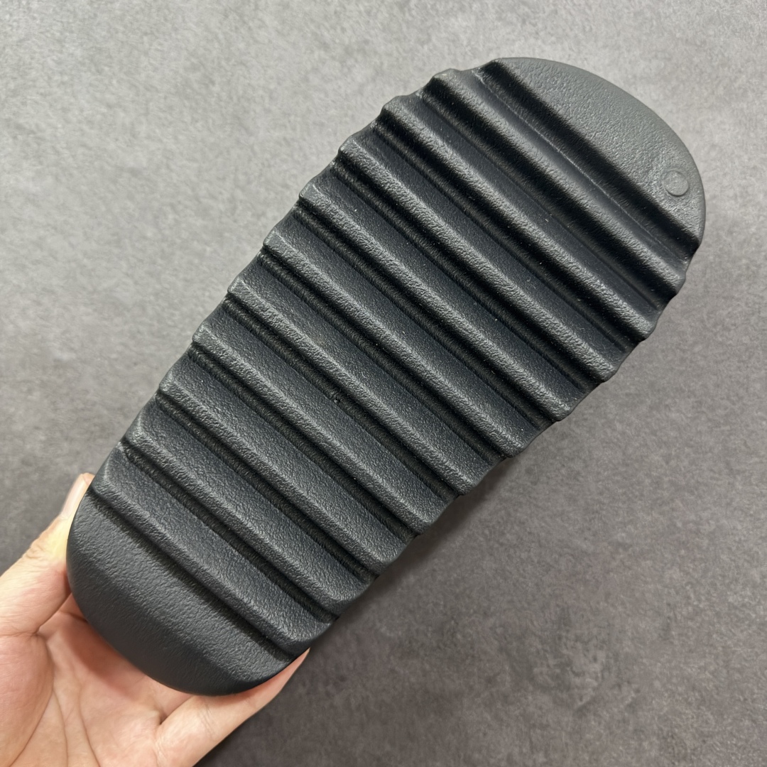 图片[9]-【Lw客定单】YEEZY SLIDE 椰子拖鞋 福利清货 雾面黑玛瑙 HQ6448 同源公司EVA粒子环保塑料 原厂指令配方 弹性卡色均保持原鞋一致 匠心打造 采用原厂进口MD全套模具打造 全套原楦头 鞋口弧度大小 鞋面色泽质感同步原鞋 LOGO内侧钢印清晰工整 原厂定制原标 同比ZP 符合人体设计 独家开发至48.5码 尺码： 39 40.5 42 43 44.5 46 47 48.5偏小一码-选品中心