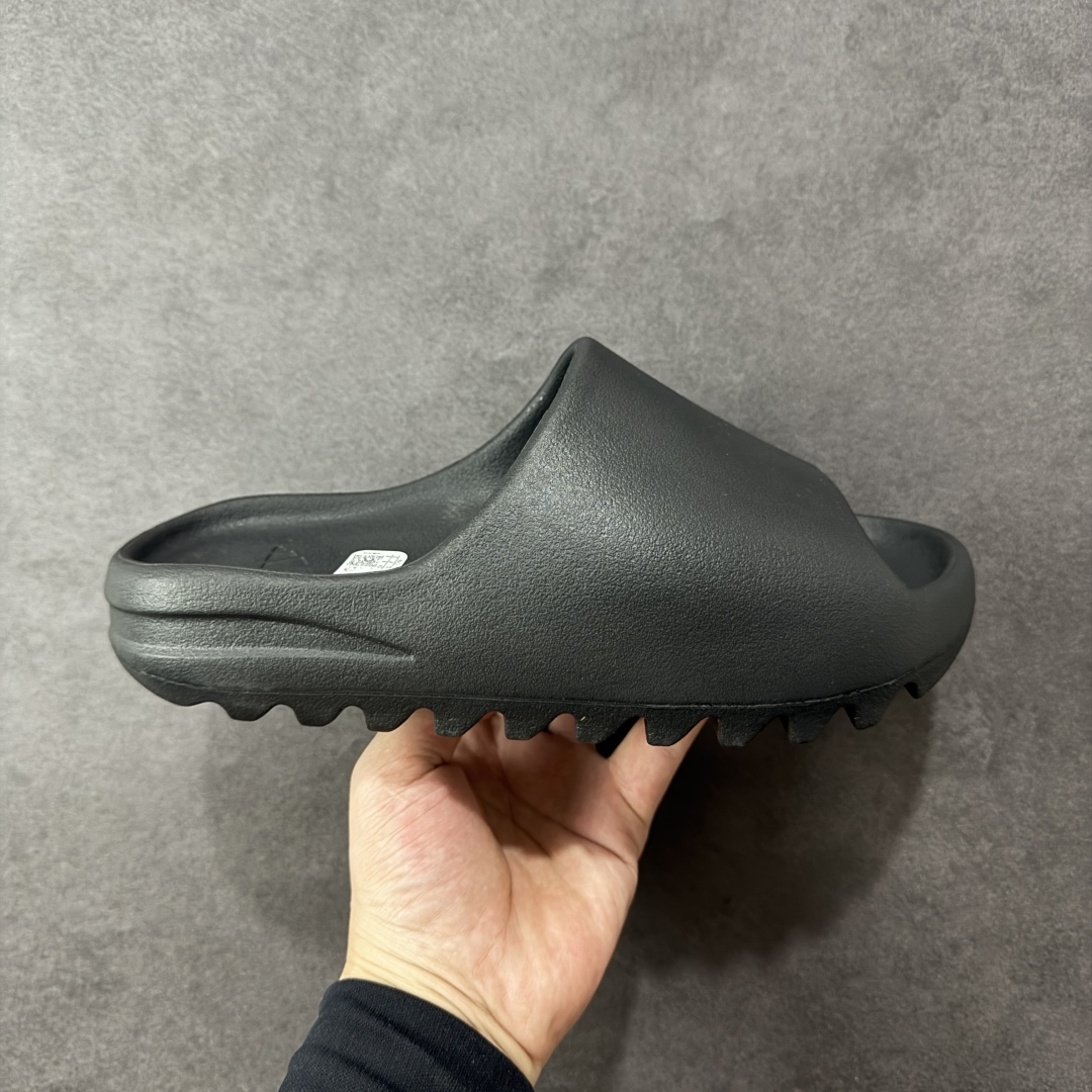 【Lw客定单】YEEZY SLIDE 椰子拖鞋 福利清货 雾面黑玛瑙 HQ6448 同源公司EVA粒子环保塑料 原厂指令配方 弹性卡色均保持原鞋一致 匠心打造 采用原厂进口MD全套模具打造 全套原楦头 鞋口弧度大小 鞋面色泽质感同步原鞋 LOGO内侧钢印清晰工整 原厂定制原标 同比ZP 符合人体设计 独家开发至48.5码 尺码: 39 40.5 42 43 44.5 46 47 48.5偏小一码-选品中心