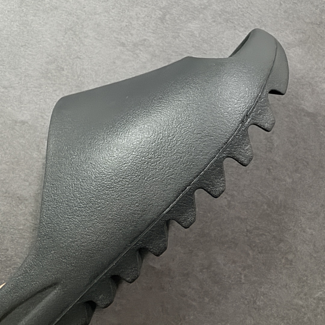 图片[5]-【Lw客定单】YEEZY SLIDE 椰子拖鞋 福利清货 雾面黑玛瑙 HQ6448 同源公司EVA粒子环保塑料 原厂指令配方 弹性卡色均保持原鞋一致 匠心打造 采用原厂进口MD全套模具打造 全套原楦头 鞋口弧度大小 鞋面色泽质感同步原鞋 LOGO内侧钢印清晰工整 原厂定制原标 同比ZP 符合人体设计 独家开发至48.5码 尺码： 39 40.5 42 43 44.5 46 47 48.5偏小一码-选品中心