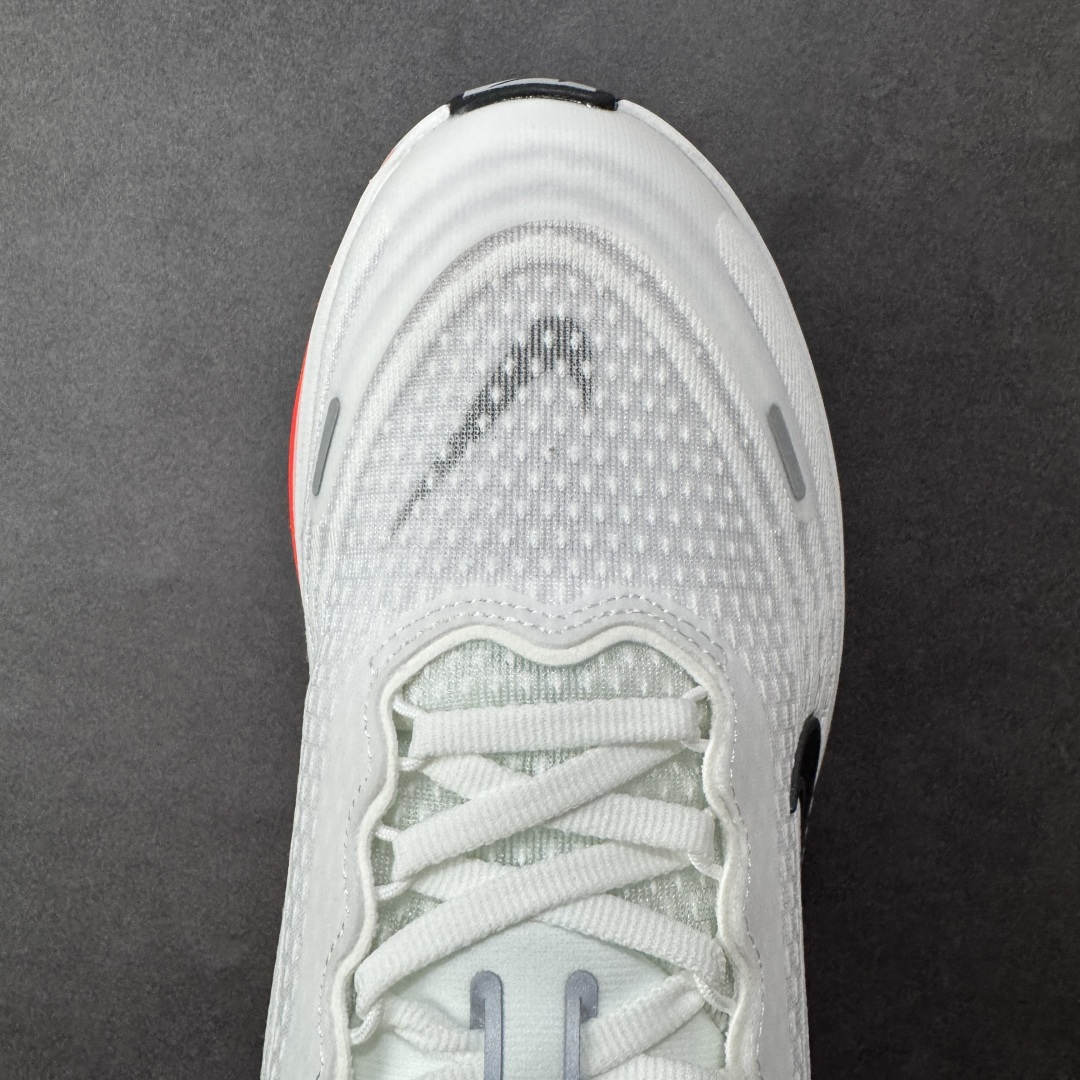 图片[8]-【公司级】Nike VOMERO PLUS 耐克 舒适减震防滑 低帮跑步鞋 全掌ReactX泡绵中底 前掌和后跟还配备了Air Zoom气垫单元 据说跑起来更快更舒适哦 这次最大的升级点 首次引入了ReactX泡绵 货号：HV8150-100 尺码：36 36.5 37.5 38 38.5 39 40 40.5 41 42 42.5 43 44 45-选品中心