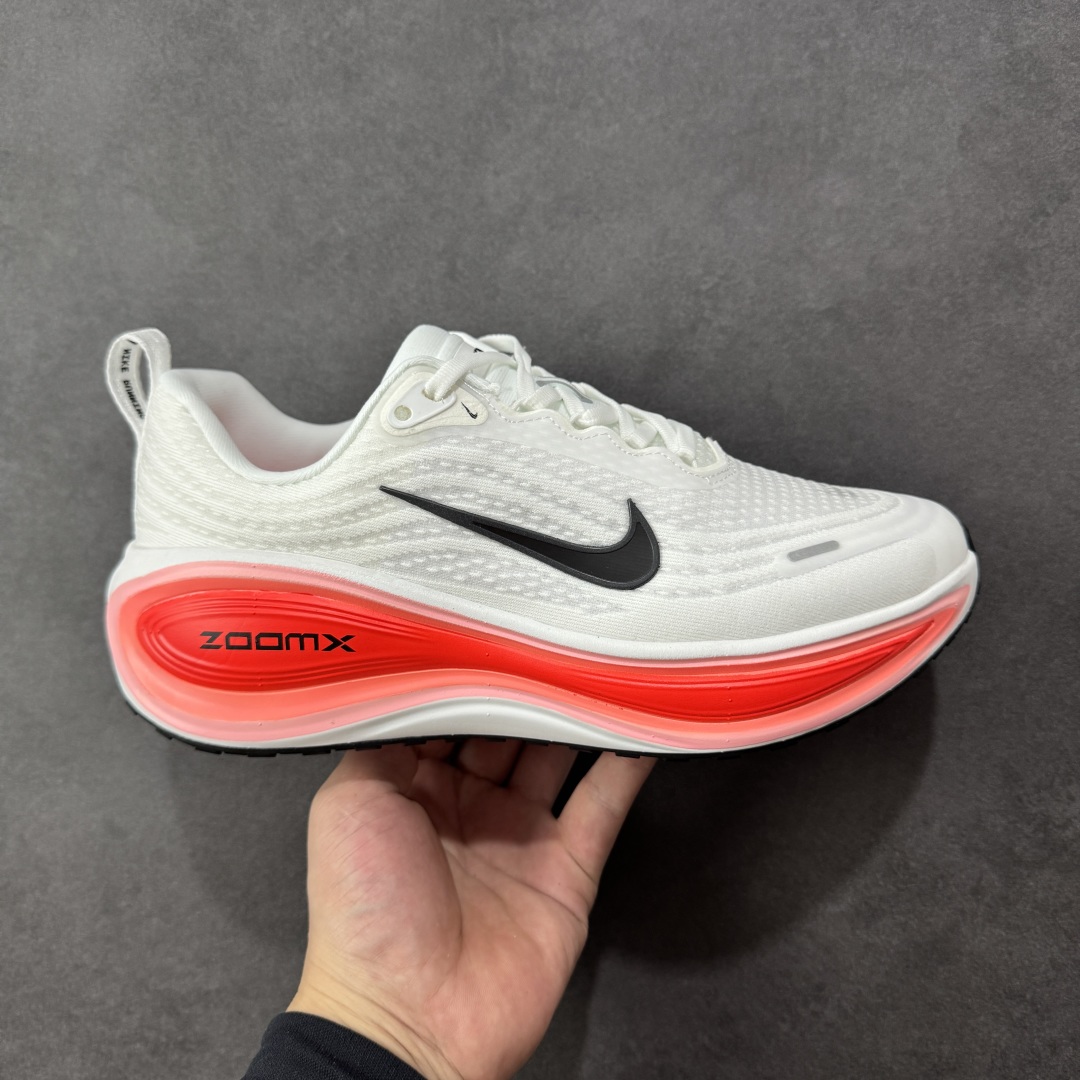 【公司级】Nike VOMERO PLUS 耐克 舒适减震防滑 低帮跑步鞋 全掌ReactX泡绵中底 前掌和后跟还配备了Air Zoom气垫单元 据说跑起来更快更舒适哦 这次最大的升级点 首次引入了ReactX泡绵 货号:HV8150-100 尺码:36 36.5 37.5 38 38.5 39 40 40.5 41 42 42.5 43 44 45-选品中心