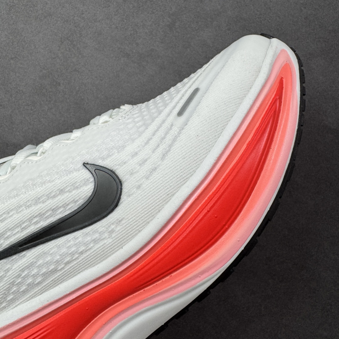 图片[5]-【公司级】Nike VOMERO PLUS 耐克 舒适减震防滑 低帮跑步鞋 全掌ReactX泡绵中底 前掌和后跟还配备了Air Zoom气垫单元 据说跑起来更快更舒适哦 这次最大的升级点 首次引入了ReactX泡绵 货号：HV8150-100 尺码：36 36.5 37.5 38 38.5 39 40 40.5 41 42 42.5 43 44 45-选品中心