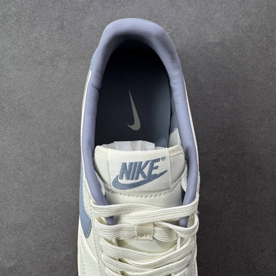 图片[7]-【公司级】Nike Killshot 2 耐克 低帮 白蓝色 男女同款 减震耐磨低邦板鞋 元年款低帮网球鞋中汲取灵感，采用丰富纹理皮革焕新鞋面设计，塑就新颖外观。鞋面采用丰富纹理柔软舒适皮革打造，部分位置以皮革加以点缀；打造时尚休闲风范，后跟位置Nike字母印花，鞋身两侧Swoosh Logo采用蓝色点缀，鞋舌绣标上Nike Swooshh Logo辅以b白色刺绣呈现，最后以米白色中底及同色橡胶外底完善整体设计收尾。 货号：HQ1657-106 尺码：35.5 36 36.5 37.5 38 38.5 39 40 40.5 41 42 42.5 43 44 44.5 45 编码：HXSA210220-选品中心