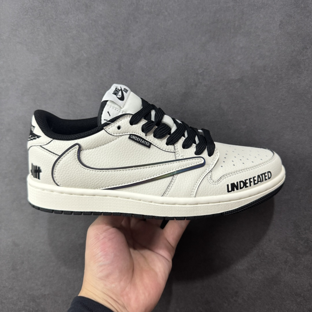 NO:344757,Local support for store opening [customized version] Undefeated x Travis Scott x Air Jordan 1 Low Und x AJ1 Low top Bean and black barb AJ1 Jordan 1 Generation aj1 Joe 1 Low Bang Bean and black inverted hook Jordan basketball shoes series The overall shoe style is paired with a beige as the bottom with an off-white frame covering. The iconic back hook Swoosh logo is decorated with white embellishment and stroked with laser reflection. The inside is also presented with a white Swoosh logo. Many TS iconic elements such as the tongue are retained; the shoe tongue embroidery mark is presented with a Swoosh logo, the words Undefeated at the toe are made of black imprints, and the Jack brand logo and Wings on the heel are  The logo is made of black stitching, with the Und brand logo printed on the heel, showing the joint identity; finally, the off-white midsole and black rubber outsole perfect the overall design. Item number DF1845-531 Size 36 36.5 37.5 38 38.5 39 40 40.5 41 42 42.5 43 44 44.5 45 Code: HXSB330340,,stuart weitzman19860909本地 支持放店【定制版】Undefeated x Travis Scott x Air Jordan 1 Low Und x AJ1 低帮 米白黑倒钩 AJ1 乔丹1代 aj1 乔1 低邦 米白黑倒勾联名 乔丹篮球鞋系列 鞋款整体以米白色为底搭配米白色框架覆盖层,标志性的反钩Swoosh Logo采用白色点缀并以镭射反光进行描边,内侧也辅以白色Swoosh Logo呈现,鞋舌等多处TS标志性元素均得以保留；鞋舌绣标上以Swoosh Logo呈现,鞋头处Undefeated字样采用黑色压印妆点,后跟的Jack厂牌标志和Wings Logo采用黑色缝线打造,后跟下方印有Und品牌Logo,彰显联名身份；最后以米白色中底搭配黑色橡胶外底完善整体设计收尾. 货号DF1845-531 尺码36 36.5 37.5 38 38.5 39 40 40.5 41 42 42.5 43 44 44.5 45 编码:HXSB330340,,stuart weitzman,Men's shoes