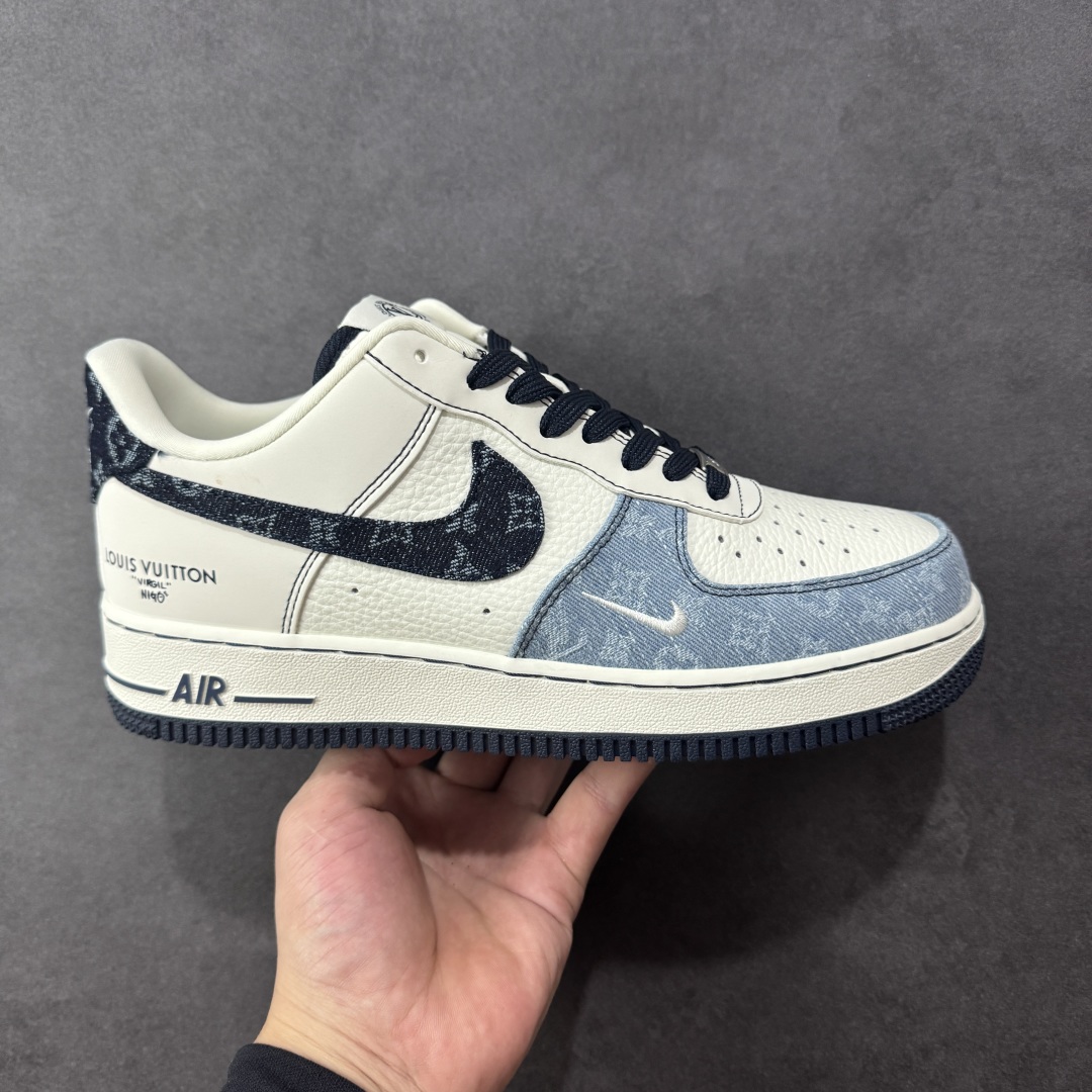 【定制版】Louis Vuitton x Nike Air Force 1 Low 路易威登LV x 耐克 空军一号 低帮 蓝白黑牛仔 鞋身整体采用米白色皮革打造搭配蓝色牛仔框架覆盖层,设计独特且充满时尚感;鞋身两侧Swoosh Logo采用黑色牛仔点缀,后跟装饰片使用黑色牛仔制作,鞋头处迷你Swoosh Logo白色妆点,鞋舌标签上以LV字样呈现,后跟Nike Swoosh Logo及Air辅以白色刺绣妆点,后跟侧方印有Louis Vuitton字样,彰显联名身份;最后以米白色中底搭配蓝色橡胶外底完善整体设计收尾。 货号:SC0601-556 尺码:36-45带半码 编码:HXSB310320-选品中心