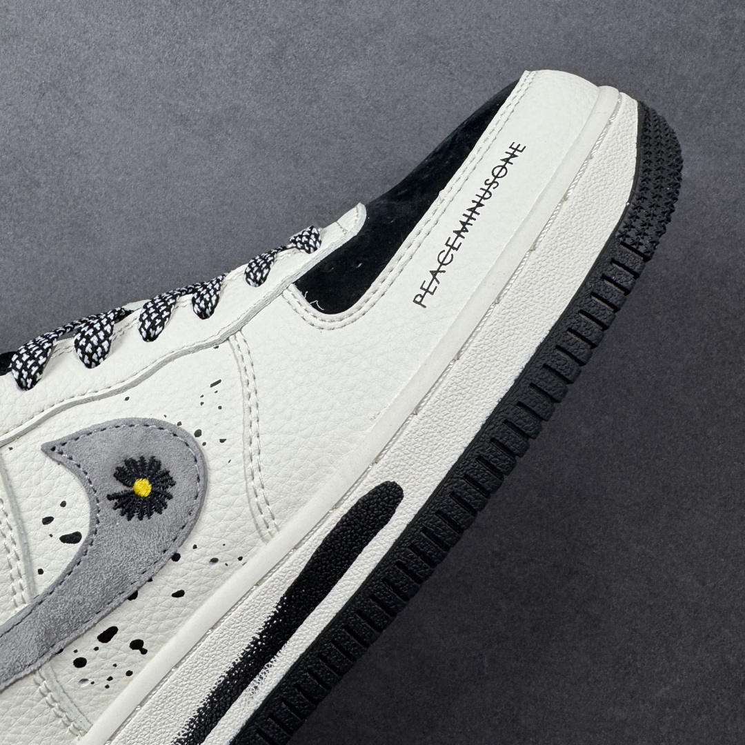 图片[5]-【定制版】Peaceminusone x Nike Air Force 1 Low 小雏菊 x 耐克 空军一号 低帮 联名黑白灰 鞋身整体采用黑色磨砂搭配米白色框架覆盖层，设计独特且充满时尚感；鞋身两侧Swoosh Logo采用灰色麂皮点缀并带有小雏菊Logo，后跟装饰片使用灰色制作，鞋头处Peaceminusone妆点，鞋舌标签上以小雏菊Logo呈现，后跟Nike Swoosh Logo及Air辅以黑色刺绣妆点，后跟侧方印有小雏菊Logo，彰显联名身份；最后以米白色中底搭配黑色橡胶外底完善整体设计收尾。 货号：QW5606-265 尺码：36-45带半码 编码：HXSB310320-选品中心