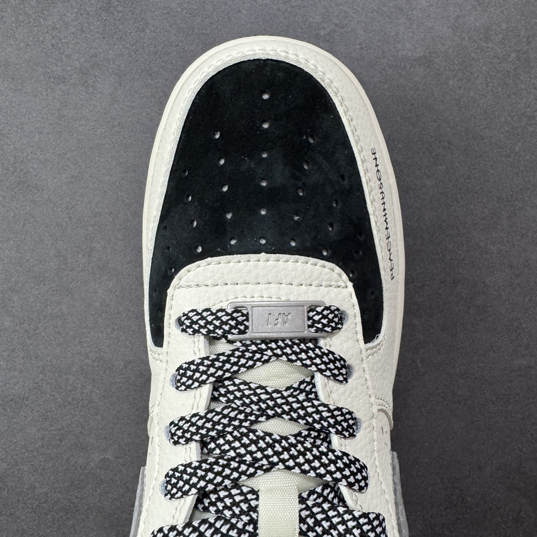 图片[8]-【定制版】Peaceminusone x Nike Air Force 1 Low 小雏菊 x 耐克 空军一号 低帮 联名黑白灰 鞋身整体采用黑色磨砂搭配米白色框架覆盖层，设计独特且充满时尚感；鞋身两侧Swoosh Logo采用灰色麂皮点缀并带有小雏菊Logo，后跟装饰片使用灰色制作，鞋头处Peaceminusone妆点，鞋舌标签上以小雏菊Logo呈现，后跟Nike Swoosh Logo及Air辅以黑色刺绣妆点，后跟侧方印有小雏菊Logo，彰显联名身份；最后以米白色中底搭配黑色橡胶外底完善整体设计收尾。 货号：QW5606-265 尺码：36-45带半码 编码：HXSB310320-选品中心