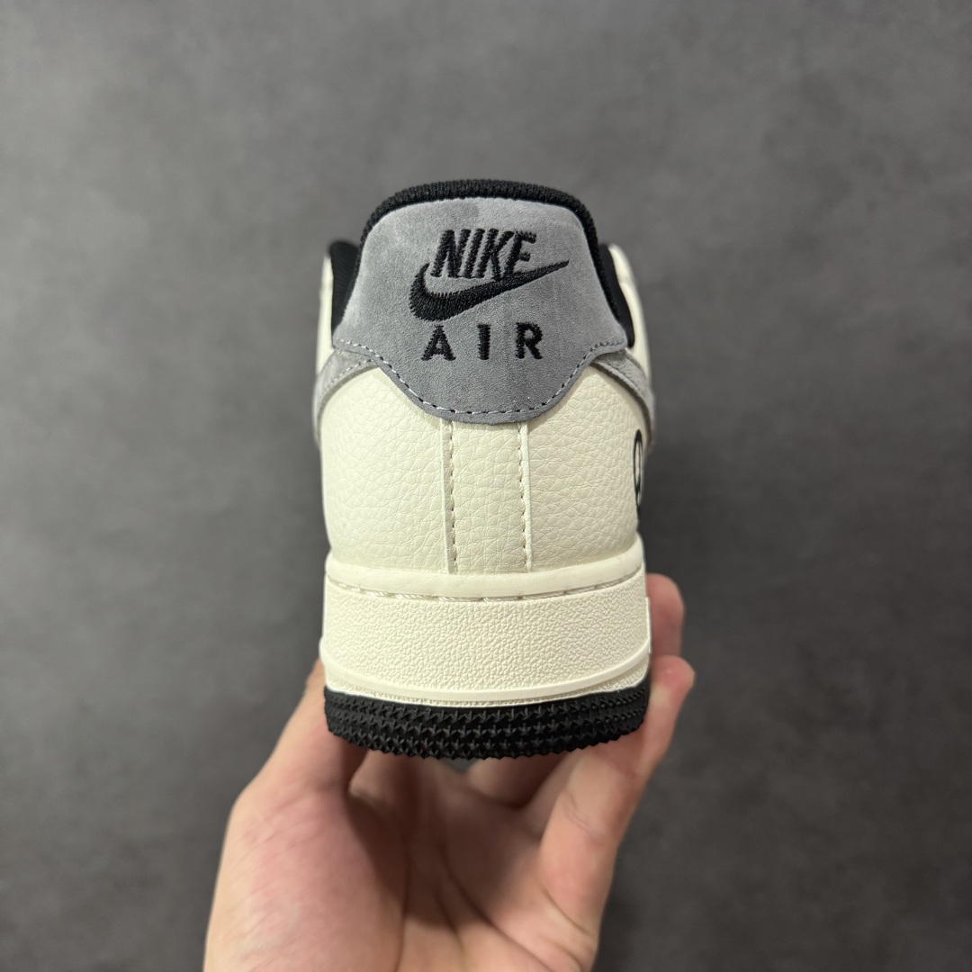 图片[4]-【定制版】Peaceminusone x Nike Air Force 1 Low 小雏菊 x 耐克 空军一号 低帮 联名黑白灰 鞋身整体采用黑色磨砂搭配米白色框架覆盖层，设计独特且充满时尚感；鞋身两侧Swoosh Logo采用灰色麂皮点缀并带有小雏菊Logo，后跟装饰片使用灰色制作，鞋头处Peaceminusone妆点，鞋舌标签上以小雏菊Logo呈现，后跟Nike Swoosh Logo及Air辅以黑色刺绣妆点，后跟侧方印有小雏菊Logo，彰显联名身份；最后以米白色中底搭配黑色橡胶外底完善整体设计收尾。 货号：QW5606-265 尺码：36-45带半码 编码：HXSB310320-选品中心