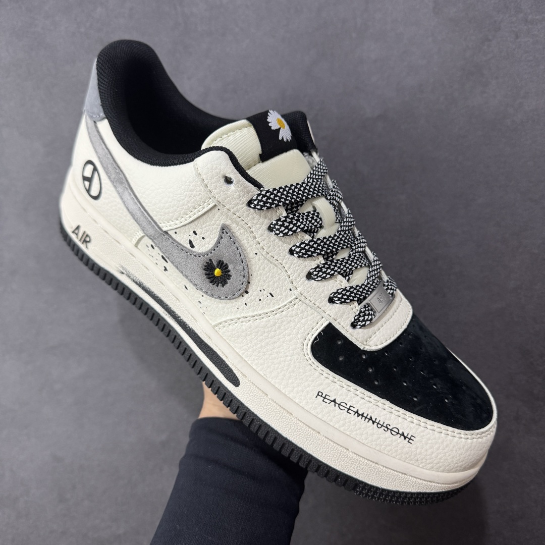 图片[3]-【定制版】Peaceminusone x Nike Air Force 1 Low 小雏菊 x 耐克 空军一号 低帮 联名黑白灰 鞋身整体采用黑色磨砂搭配米白色框架覆盖层，设计独特且充满时尚感；鞋身两侧Swoosh Logo采用灰色麂皮点缀并带有小雏菊Logo，后跟装饰片使用灰色制作，鞋头处Peaceminusone妆点，鞋舌标签上以小雏菊Logo呈现，后跟Nike Swoosh Logo及Air辅以黑色刺绣妆点，后跟侧方印有小雏菊Logo，彰显联名身份；最后以米白色中底搭配黑色橡胶外底完善整体设计收尾。 货号：QW5606-265 尺码：36-45带半码 编码：HXSB310320-选品中心