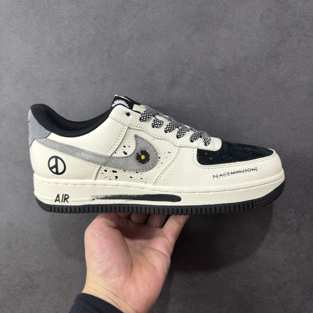 【定制版】Peaceminusone x Nike Air Force 1 Low 小雏菊 x 耐克 空军一号 低帮 联名黑白灰 鞋身整体采用黑色磨砂搭配米白色框架覆盖层,设计独特且充满时尚感;鞋身两侧Swoosh Logo采用灰色麂皮点缀并带有小雏菊Logo,后跟装饰片使用灰色制作,鞋头处Peaceminusone妆点,鞋舌标签上以小雏菊Logo呈现,后跟Nike Swoosh Logo及Air辅以黑色刺绣妆点,后跟侧方印有小雏菊Logo,彰显联名身份;最后以米白色中底搭配黑色橡胶外底完善整体设计收尾。 货号:QW5606-265 尺码:36-45带半码 编码:HXSB310320-选品中心