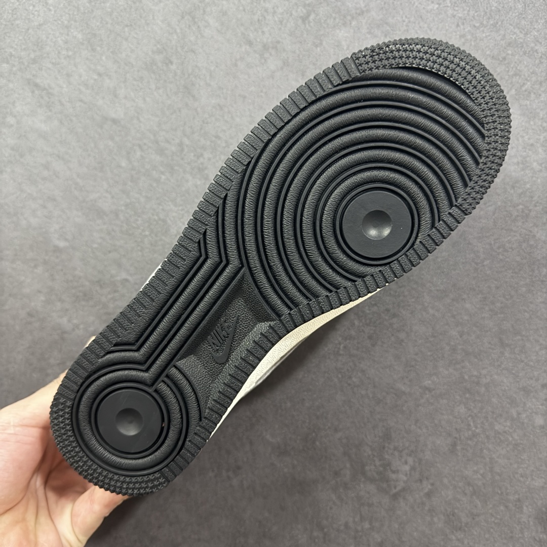 图片[9]-【定制版】Peaceminusone x Nike Air Force 1 Low 小雏菊 x 耐克 空军一号 低帮 联名黑白灰 鞋身整体采用黑色磨砂搭配米白色框架覆盖层，设计独特且充满时尚感；鞋身两侧Swoosh Logo采用灰色麂皮点缀并带有小雏菊Logo，后跟装饰片使用灰色制作，鞋头处Peaceminusone妆点，鞋舌标签上以小雏菊Logo呈现，后跟Nike Swoosh Logo及Air辅以黑色刺绣妆点，后跟侧方印有小雏菊Logo，彰显联名身份；最后以米白色中底搭配黑色橡胶外底完善整体设计收尾。 货号：QW5606-265 尺码：36-45带半码 编码：HXSB310320-选品中心