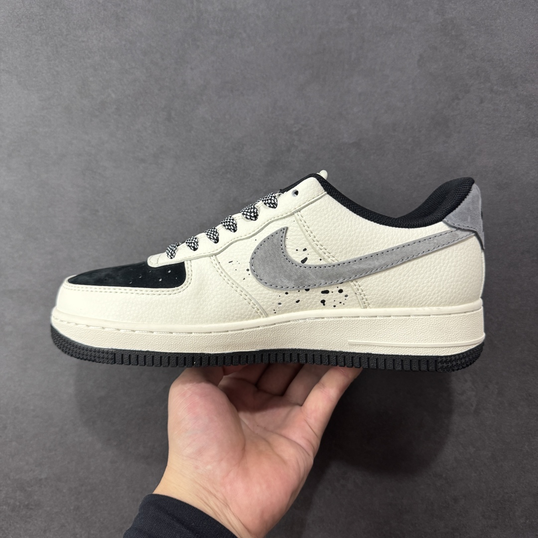 图片[2]-【定制版】Peaceminusone x Nike Air Force 1 Low 小雏菊 x 耐克 空军一号 低帮 联名黑白灰 鞋身整体采用黑色磨砂搭配米白色框架覆盖层，设计独特且充满时尚感；鞋身两侧Swoosh Logo采用灰色麂皮点缀并带有小雏菊Logo，后跟装饰片使用灰色制作，鞋头处Peaceminusone妆点，鞋舌标签上以小雏菊Logo呈现，后跟Nike Swoosh Logo及Air辅以黑色刺绣妆点，后跟侧方印有小雏菊Logo，彰显联名身份；最后以米白色中底搭配黑色橡胶外底完善整体设计收尾。 货号：QW5606-265 尺码：36-45带半码 编码：HXSB310320-选品中心