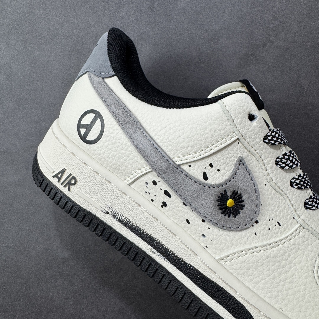 图片[6]-【定制版】Peaceminusone x Nike Air Force 1 Low 小雏菊 x 耐克 空军一号 低帮 联名黑白灰 鞋身整体采用黑色磨砂搭配米白色框架覆盖层，设计独特且充满时尚感；鞋身两侧Swoosh Logo采用灰色麂皮点缀并带有小雏菊Logo，后跟装饰片使用灰色制作，鞋头处Peaceminusone妆点，鞋舌标签上以小雏菊Logo呈现，后跟Nike Swoosh Logo及Air辅以黑色刺绣妆点，后跟侧方印有小雏菊Logo，彰显联名身份；最后以米白色中底搭配黑色橡胶外底完善整体设计收尾。 货号：QW5606-265 尺码：36-45带半码 编码：HXSB310320-选品中心