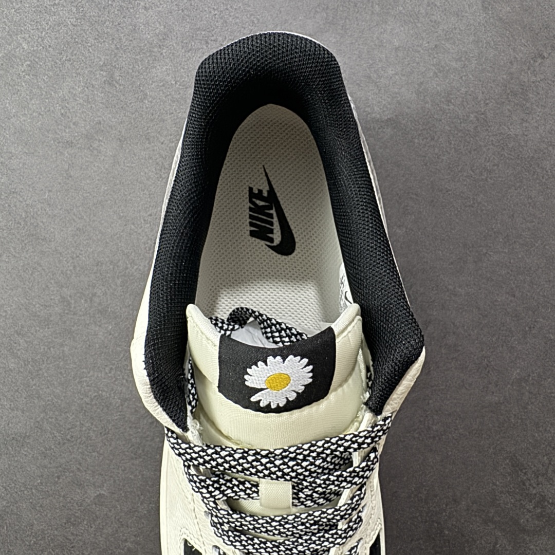 图片[7]-【定制版】Peaceminusone x Nike Air Force 1 Low 小雏菊 x 耐克 空军一号 低帮 联名黑白灰 鞋身整体采用黑色磨砂搭配米白色框架覆盖层，设计独特且充满时尚感；鞋身两侧Swoosh Logo采用灰色麂皮点缀并带有小雏菊Logo，后跟装饰片使用灰色制作，鞋头处Peaceminusone妆点，鞋舌标签上以小雏菊Logo呈现，后跟Nike Swoosh Logo及Air辅以黑色刺绣妆点，后跟侧方印有小雏菊Logo，彰显联名身份；最后以米白色中底搭配黑色橡胶外底完善整体设计收尾。 货号：QW5606-265 尺码：36-45带半码 编码：HXSB310320-选品中心