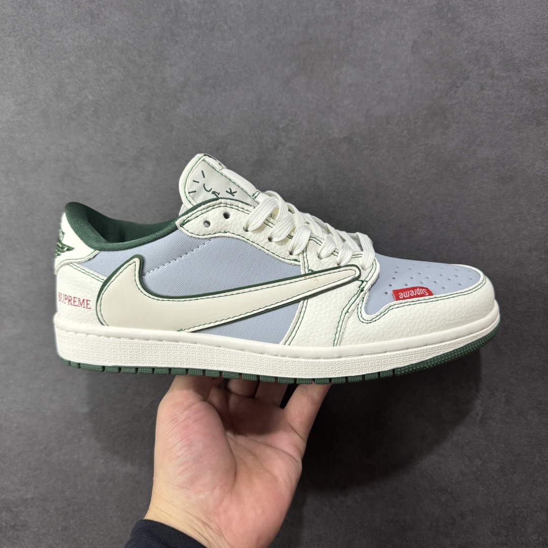 【定制版】Supreme x Travis Scott x Air Jordan 1 Low Sup x AJ1 低帮 白蓝绿倒钩 AJ1 乔丹1代 aj1 乔1 低邦 白蓝绿倒勾联名 乔丹篮球鞋系列 鞋款整体以浅蓝色皮革为底搭配米白色框架覆盖层,标志性的反钩Swoosh Logo采用白色呈现并以绿色进行描边,内侧也辅以白色Swoosh Logo点缀,鞋舌等多处TS标志性元素均得以保留;后跟侧下方印有Supreme字样,鞋舌上以Supreme字样呈现,后跟的Jack厂牌标志以及Wings Logo均采用绿色刺绣打造,彰显联名身份;最后以米白色中底搭配绿色橡胶外底完善整体设计收尾。 货号:JW1188-149 尺码:36 36.5 37.5 38 38.5 39 40 40.5 41 42 42.5 43 44 44.5 45 编码:HXSB330340-选品中心