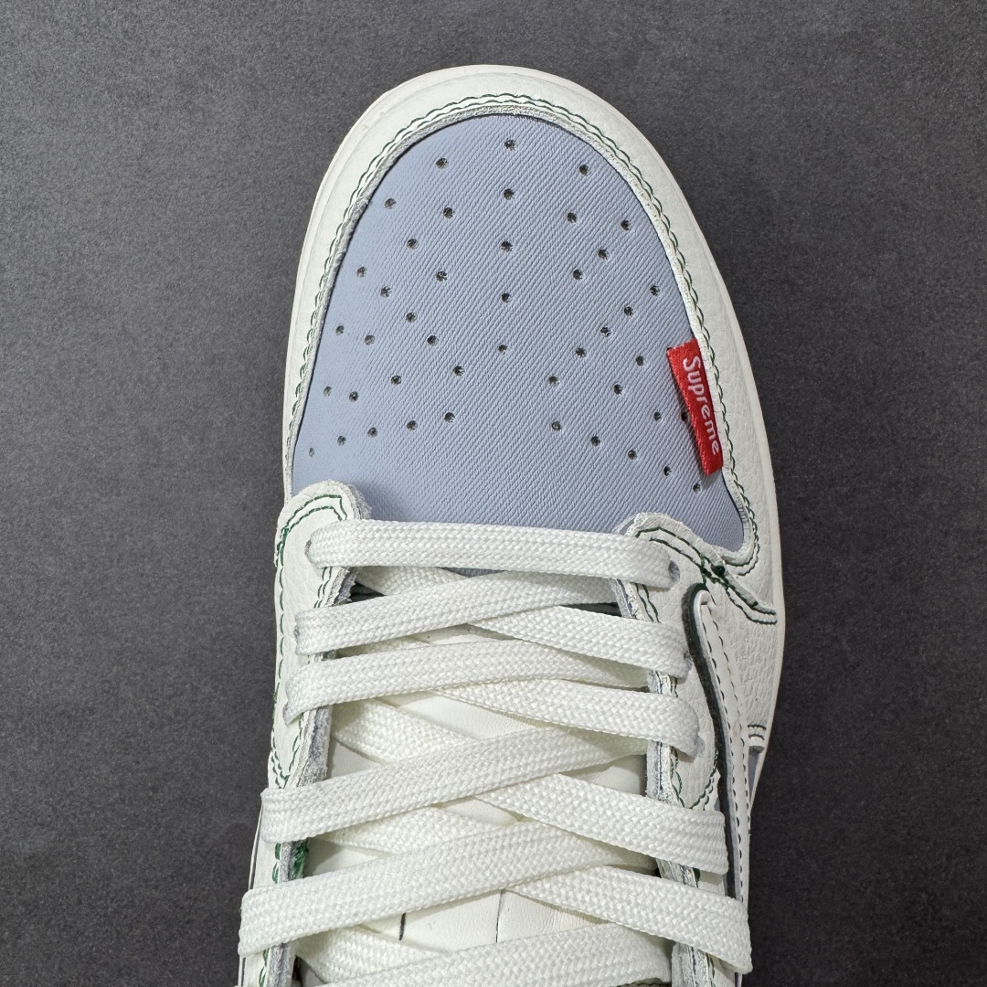 图片[8]-【定制版】Supreme x Travis Scott x Air Jordan 1 Low Sup x AJ1 低帮 白蓝绿倒钩 AJ1 乔丹1代 aj1 乔1 低邦 白蓝绿倒勾联名 乔丹篮球鞋系列 鞋款整体以浅蓝色皮革为底搭配米白色框架覆盖层，标志性的反钩Swoosh Logo采用白色呈现并以绿色进行描边，内侧也辅以白色Swoosh Logo点缀，鞋舌等多处TS标志性元素均得以保留；后跟侧下方印有Supreme字样，鞋舌上以Supreme字样呈现，后跟的Jack厂牌标志以及Wings Logo均采用绿色刺绣打造，彰显联名身份；最后以米白色中底搭配绿色橡胶外底完善整体设计收尾。 货号：JW1188-149 尺码：36 36.5 37.5 38 38.5 39 40 40.5 41 42 42.5 43 44 44.5 45 编码：HXSB330340-选品中心