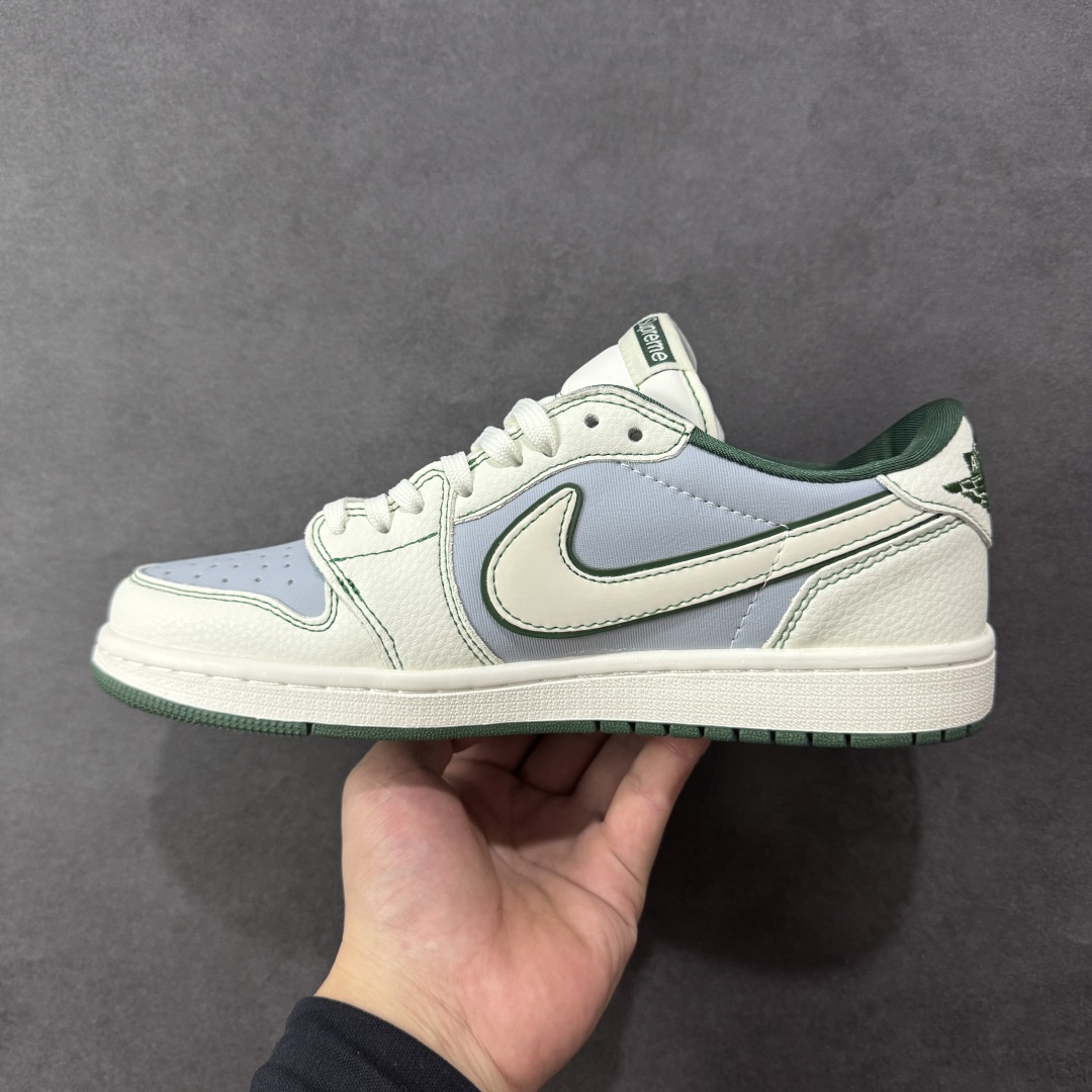 图片[2]-【定制版】Supreme x Travis Scott x Air Jordan 1 Low Sup x AJ1 低帮 白蓝绿倒钩 AJ1 乔丹1代 aj1 乔1 低邦 白蓝绿倒勾联名 乔丹篮球鞋系列 鞋款整体以浅蓝色皮革为底搭配米白色框架覆盖层，标志性的反钩Swoosh Logo采用白色呈现并以绿色进行描边，内侧也辅以白色Swoosh Logo点缀，鞋舌等多处TS标志性元素均得以保留；后跟侧下方印有Supreme字样，鞋舌上以Supreme字样呈现，后跟的Jack厂牌标志以及Wings Logo均采用绿色刺绣打造，彰显联名身份；最后以米白色中底搭配绿色橡胶外底完善整体设计收尾。 货号：JW1188-149 尺码：36 36.5 37.5 38 38.5 39 40 40.5 41 42 42.5 43 44 44.5 45 编码：HXSB330340-选品中心