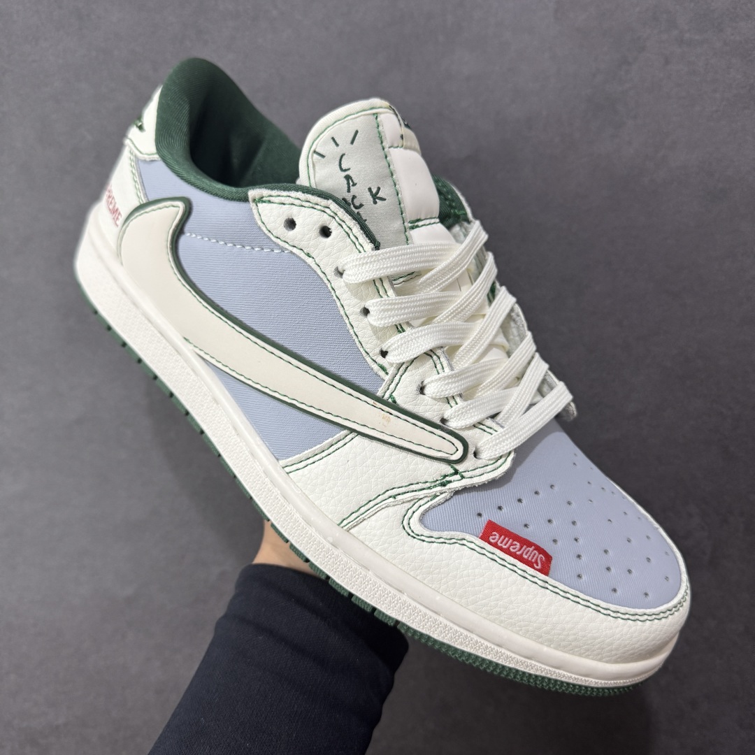 图片[3]-【定制版】Supreme x Travis Scott x Air Jordan 1 Low Sup x AJ1 低帮 白蓝绿倒钩 AJ1 乔丹1代 aj1 乔1 低邦 白蓝绿倒勾联名 乔丹篮球鞋系列 鞋款整体以浅蓝色皮革为底搭配米白色框架覆盖层，标志性的反钩Swoosh Logo采用白色呈现并以绿色进行描边，内侧也辅以白色Swoosh Logo点缀，鞋舌等多处TS标志性元素均得以保留；后跟侧下方印有Supreme字样，鞋舌上以Supreme字样呈现，后跟的Jack厂牌标志以及Wings Logo均采用绿色刺绣打造，彰显联名身份；最后以米白色中底搭配绿色橡胶外底完善整体设计收尾。 货号：JW1188-149 尺码：36 36.5 37.5 38 38.5 39 40 40.5 41 42 42.5 43 44 44.5 45 编码：HXSB330340-选品中心