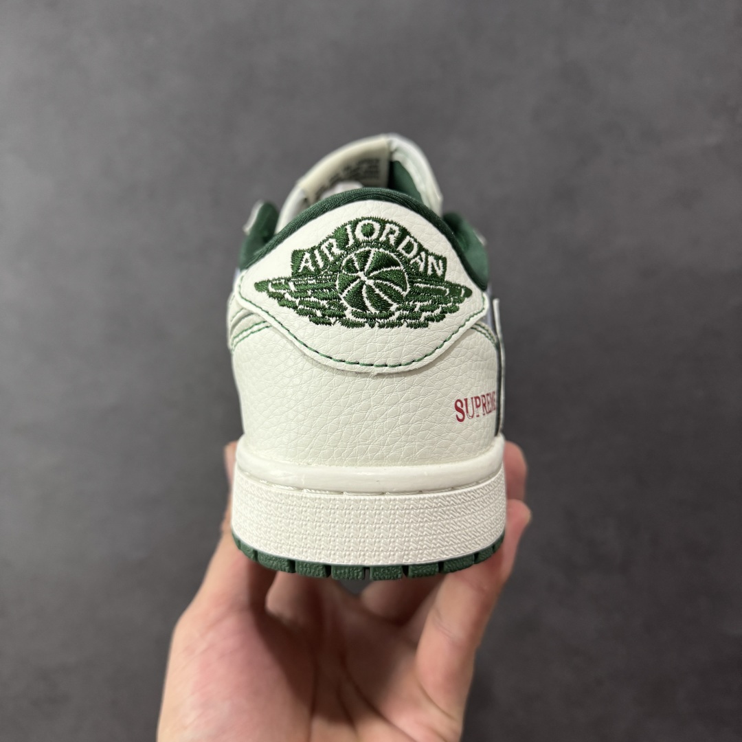 图片[4]-【定制版】Supreme x Travis Scott x Air Jordan 1 Low Sup x AJ1 低帮 白蓝绿倒钩 AJ1 乔丹1代 aj1 乔1 低邦 白蓝绿倒勾联名 乔丹篮球鞋系列 鞋款整体以浅蓝色皮革为底搭配米白色框架覆盖层，标志性的反钩Swoosh Logo采用白色呈现并以绿色进行描边，内侧也辅以白色Swoosh Logo点缀，鞋舌等多处TS标志性元素均得以保留；后跟侧下方印有Supreme字样，鞋舌上以Supreme字样呈现，后跟的Jack厂牌标志以及Wings Logo均采用绿色刺绣打造，彰显联名身份；最后以米白色中底搭配绿色橡胶外底完善整体设计收尾。 货号：JW1188-149 尺码：36 36.5 37.5 38 38.5 39 40 40.5 41 42 42.5 43 44 44.5 45 编码：HXSB330340-选品中心