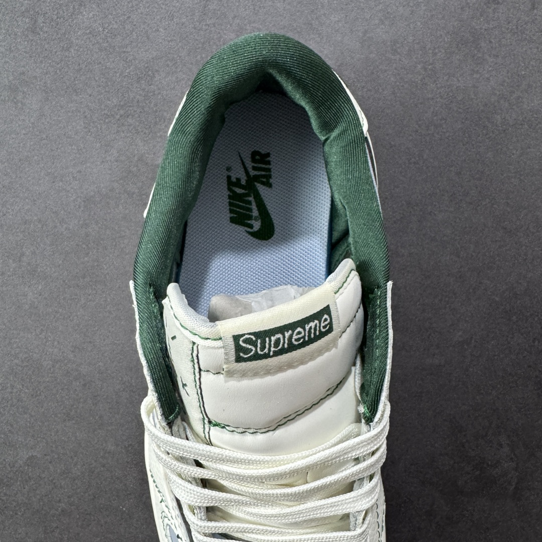 图片[7]-【定制版】Supreme x Travis Scott x Air Jordan 1 Low Sup x AJ1 低帮 白蓝绿倒钩 AJ1 乔丹1代 aj1 乔1 低邦 白蓝绿倒勾联名 乔丹篮球鞋系列 鞋款整体以浅蓝色皮革为底搭配米白色框架覆盖层，标志性的反钩Swoosh Logo采用白色呈现并以绿色进行描边，内侧也辅以白色Swoosh Logo点缀，鞋舌等多处TS标志性元素均得以保留；后跟侧下方印有Supreme字样，鞋舌上以Supreme字样呈现，后跟的Jack厂牌标志以及Wings Logo均采用绿色刺绣打造，彰显联名身份；最后以米白色中底搭配绿色橡胶外底完善整体设计收尾。 货号：JW1188-149 尺码：36 36.5 37.5 38 38.5 39 40 40.5 41 42 42.5 43 44 44.5 45 编码：HXSB330340-选品中心